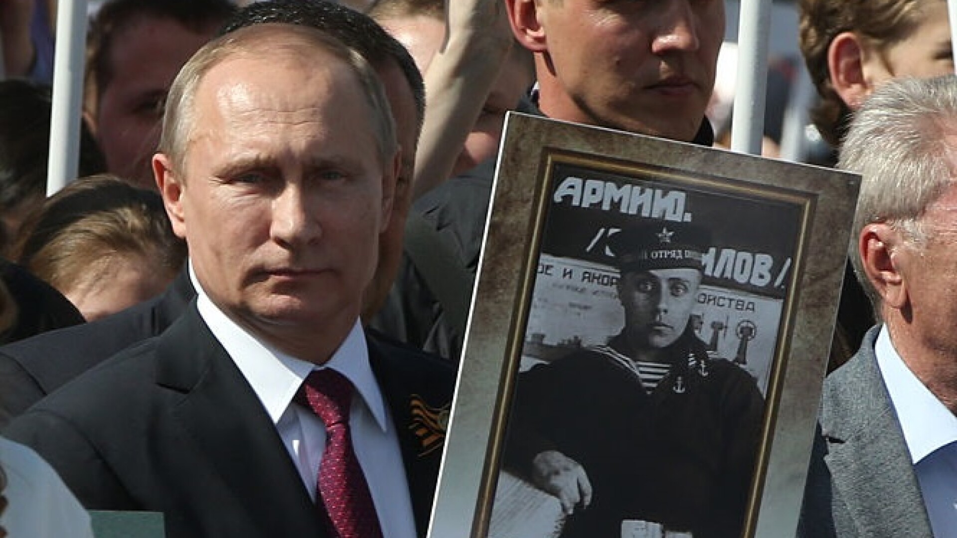 Vladimir Putin cu un portret al tatalui sau