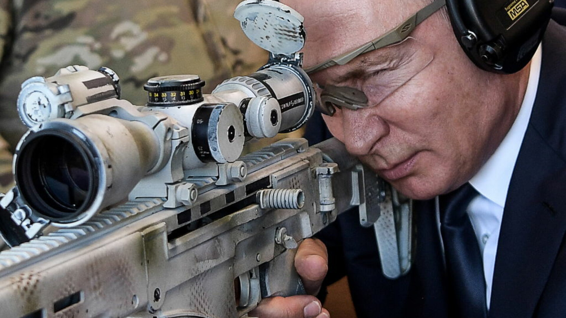 Vladimir Putin cu o arma in mana