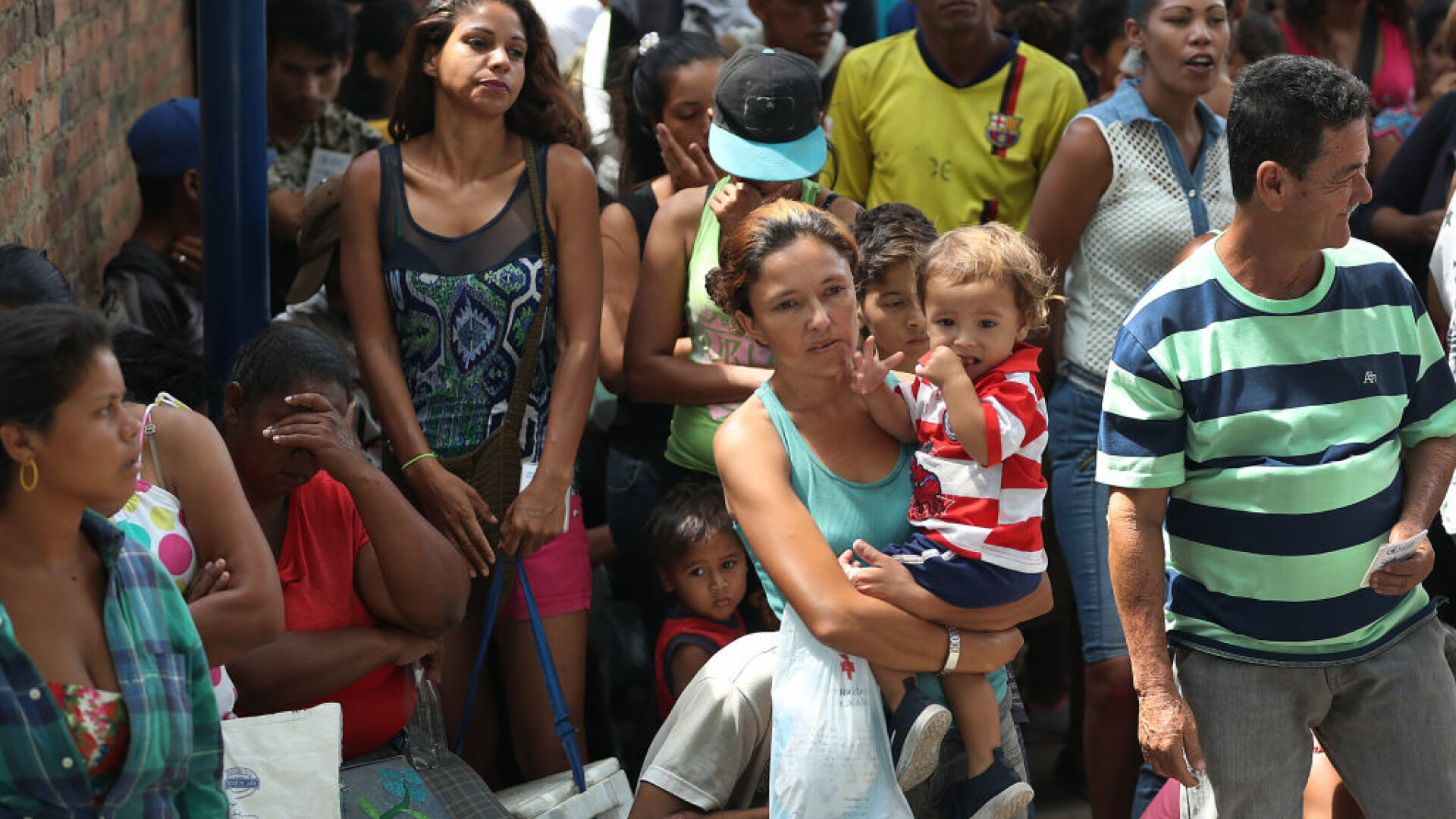 Mii de venezueleni trec zilnic granița în Columbia. Primesc ajutoare de la biserici