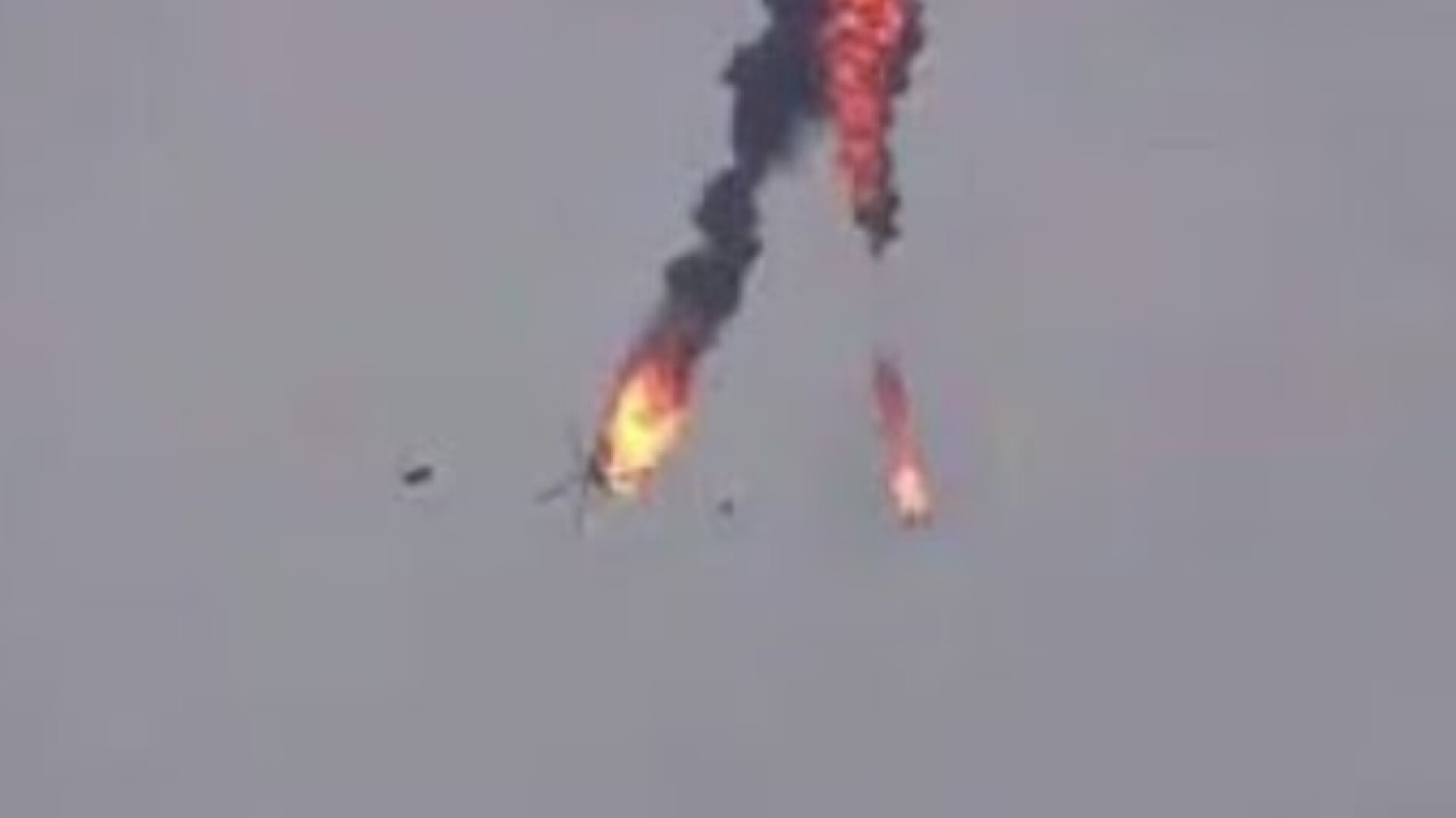 Imagini cu elicopterul militar doborât de o rachetă lansată de Turcia, în Siria