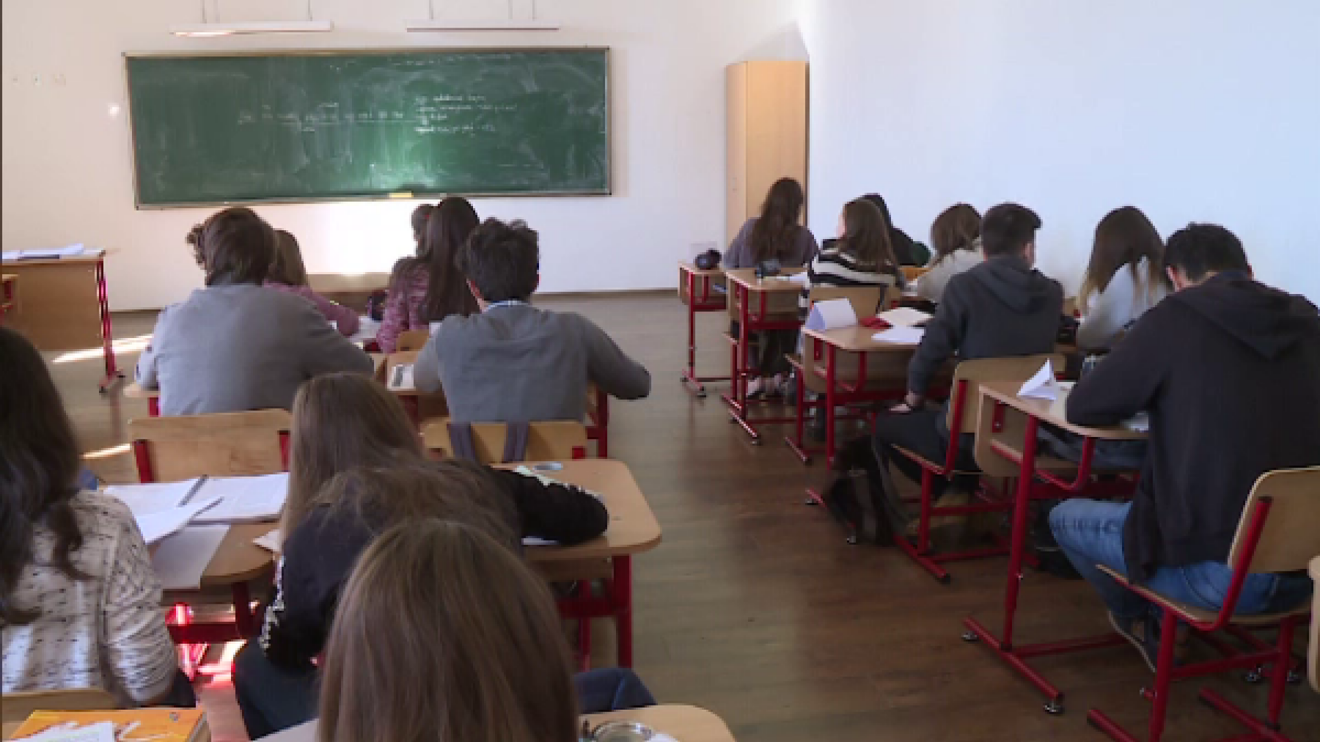 Un elev de la un liceu din Târgovişte, umilit de colegi în clasă. VIDEO