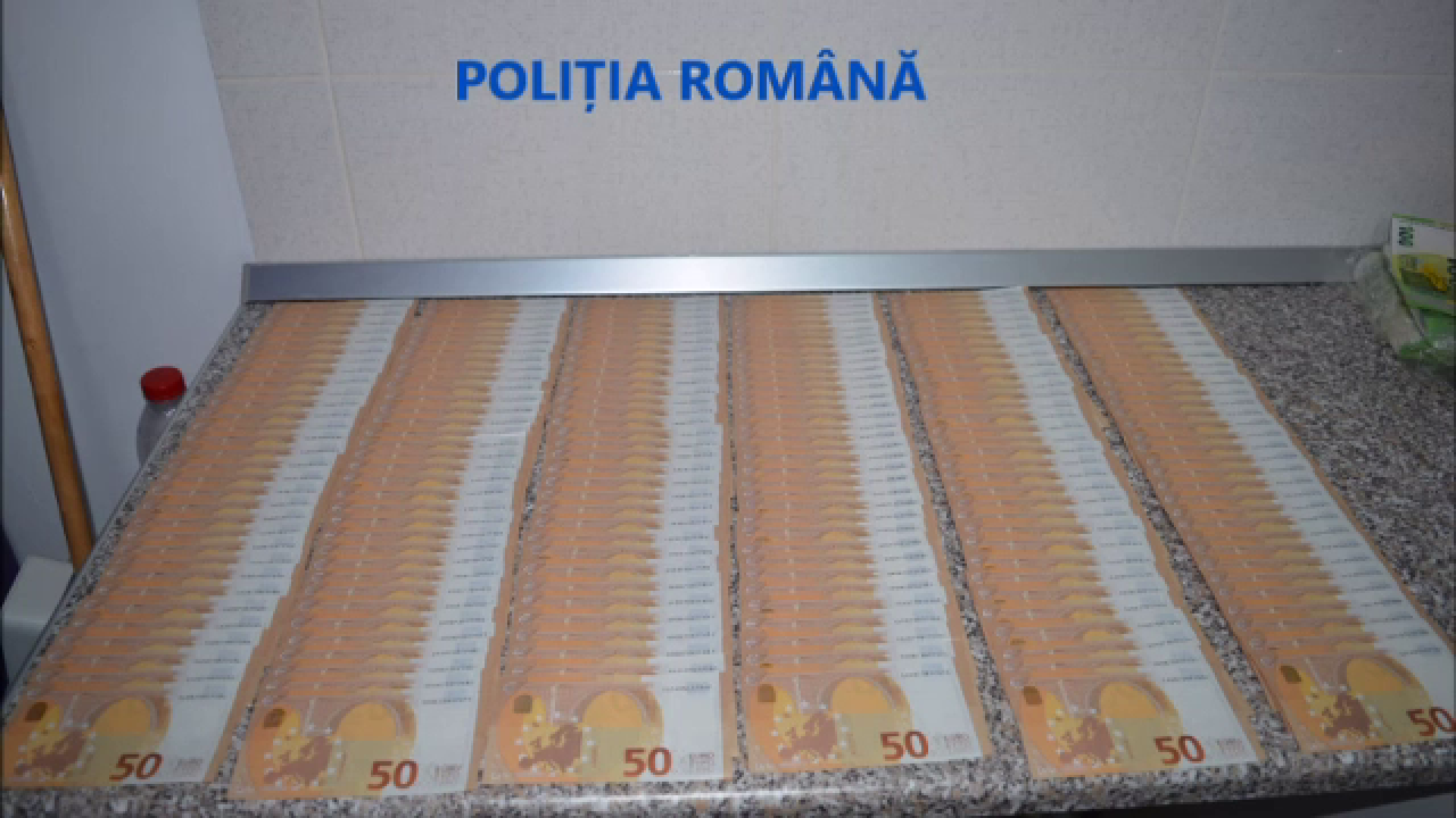90.000 de euro contrafăcuţi, găsiți de poliţiştii din Gorj în urma unor percheziţii