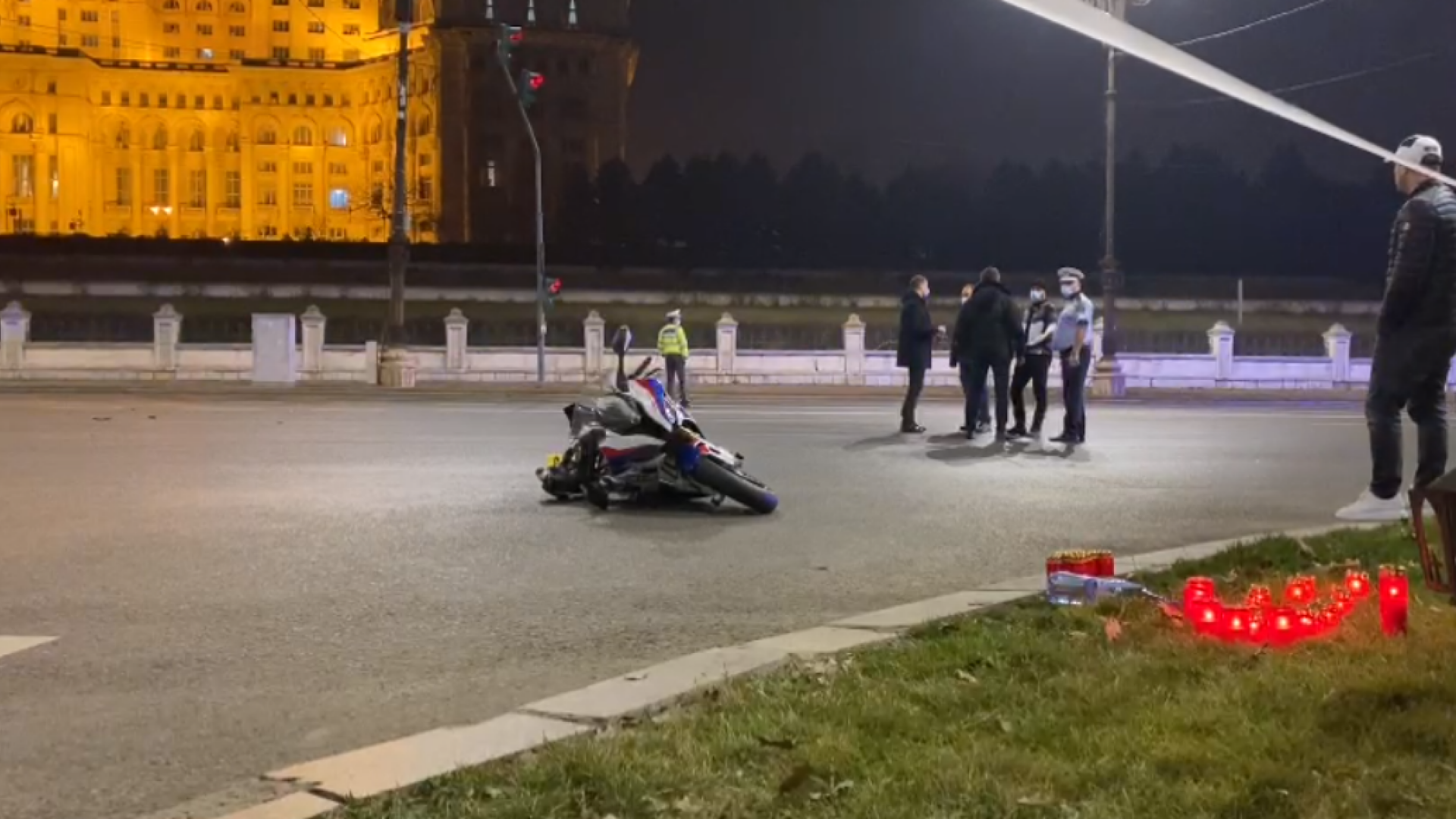 Accident grav în fața Parlamentului. Un motociclist a murit după impactul cu o maşină