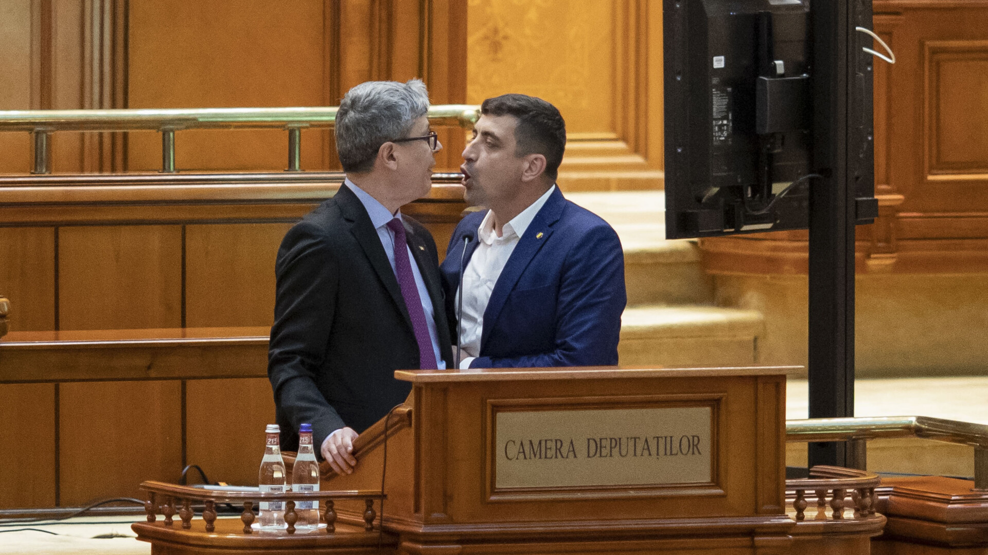Ministrul Virgil Popescu îi face plângere penală lui George Simion, după episodul din Parlament: ”Un gest abject”