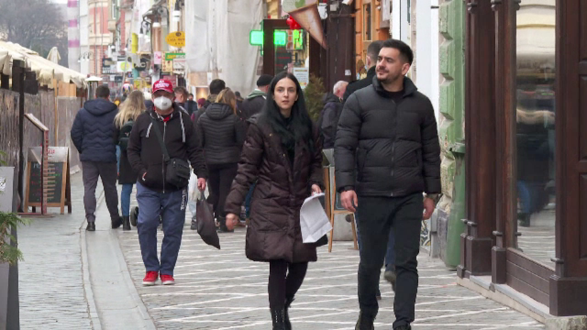 oameni pe strada