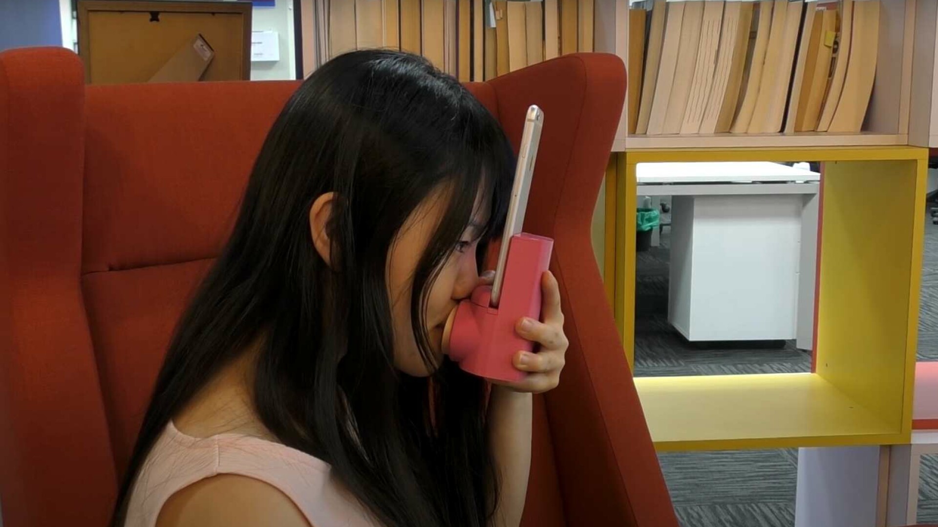 Gadgetul care transmite sărutul prin videocall. Cum funcționează „Pupătorul”