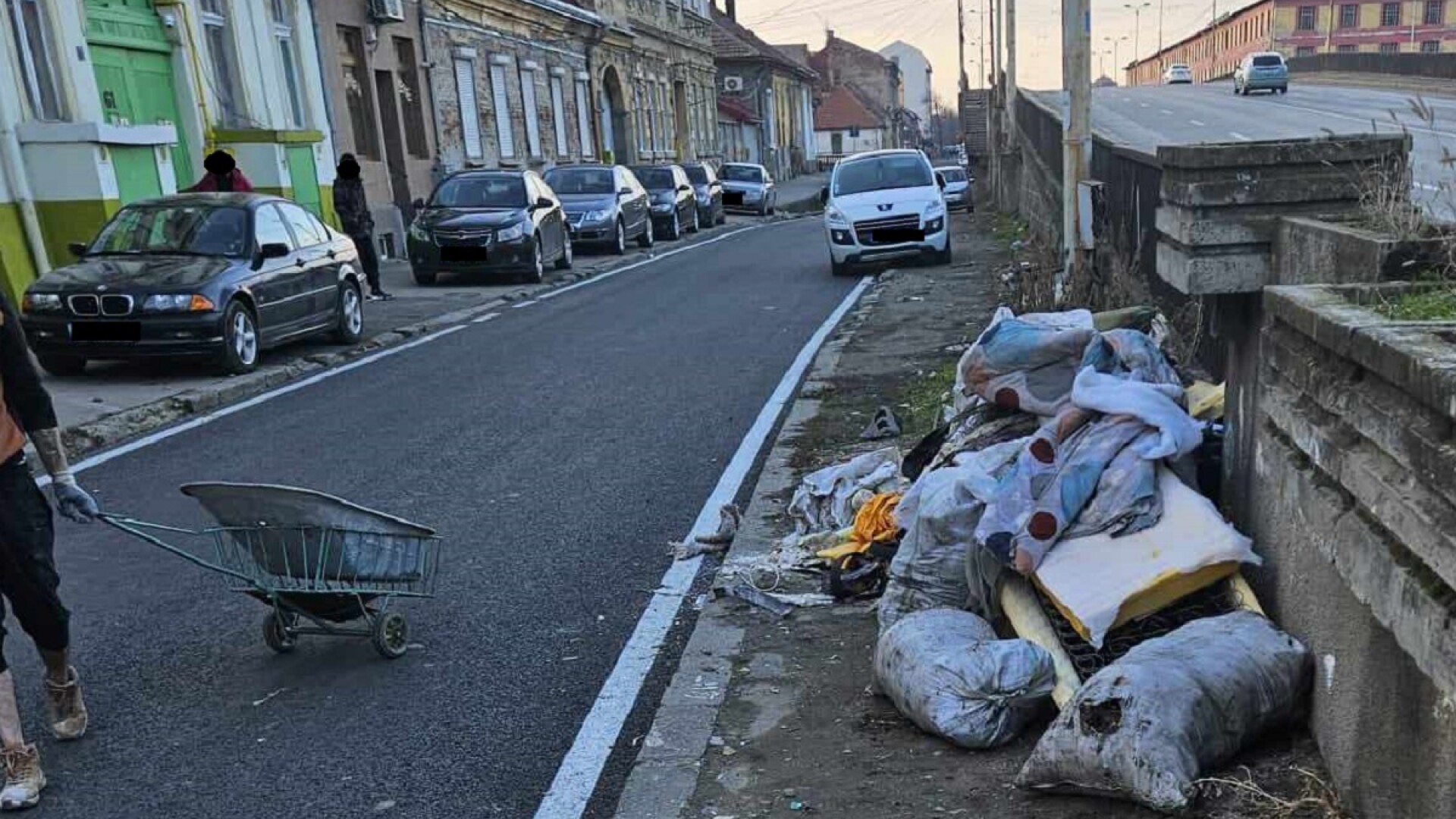 Un bărbat a fost amendat cu 30.000 de lei pentru că a abandonat zece saci cu moloz pe un bulevard din Timișoara