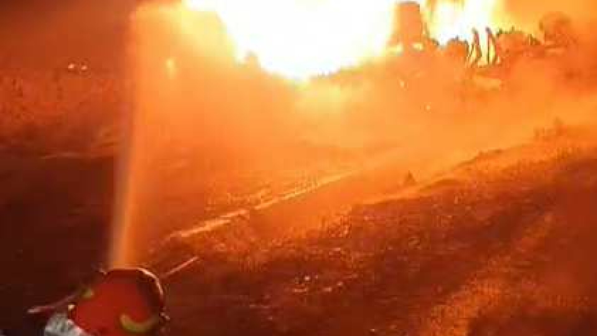 O cisternă a luat foc într-o comună din Brăila. Ardea cu „flacără violentă”