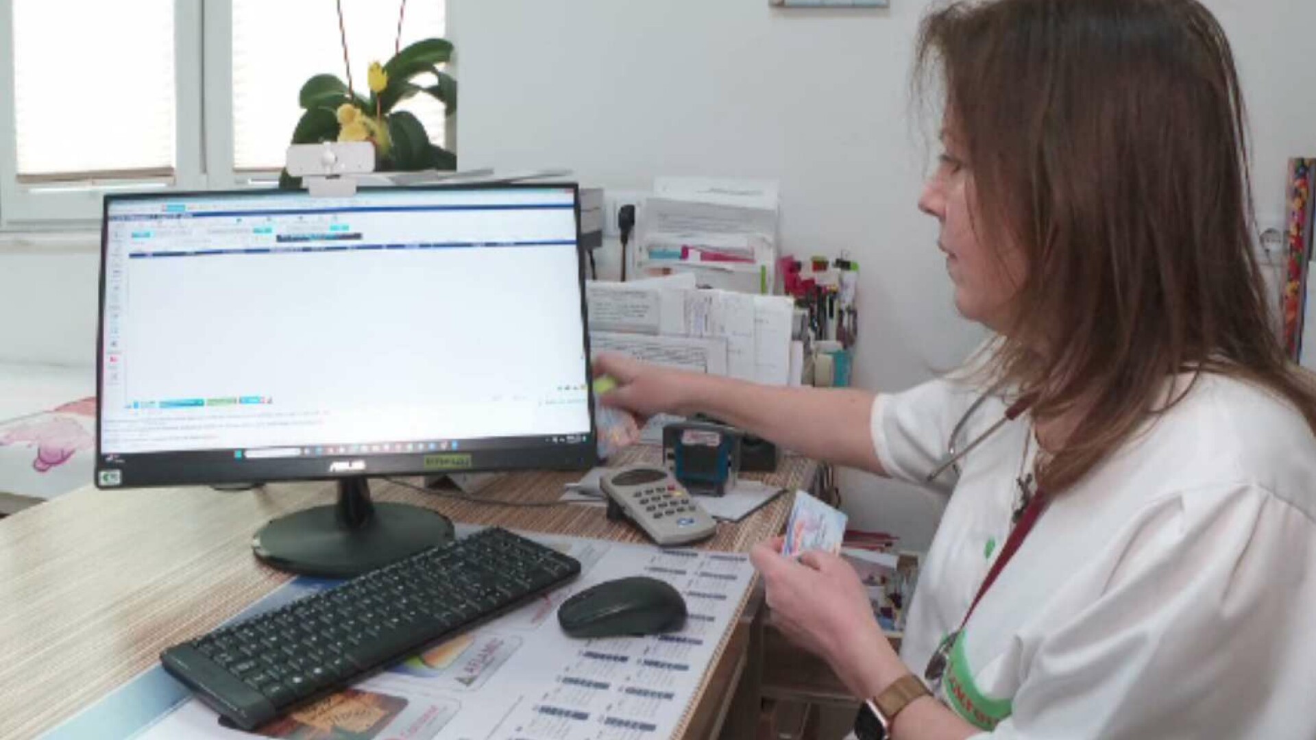 Cardurile de sănătate, aproape inutile. Pacienții nu pot fi consultați, iar medicii lucrează noaptea pentru validare