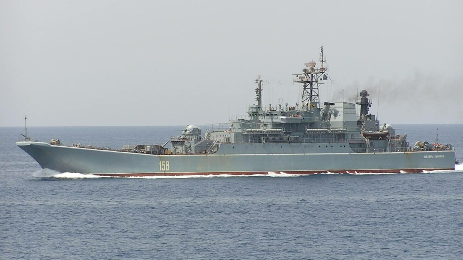 Ucraina susţine că a distrus „Ţezar Kunikov”, o mare navă rusă de debarcare - VIDEO