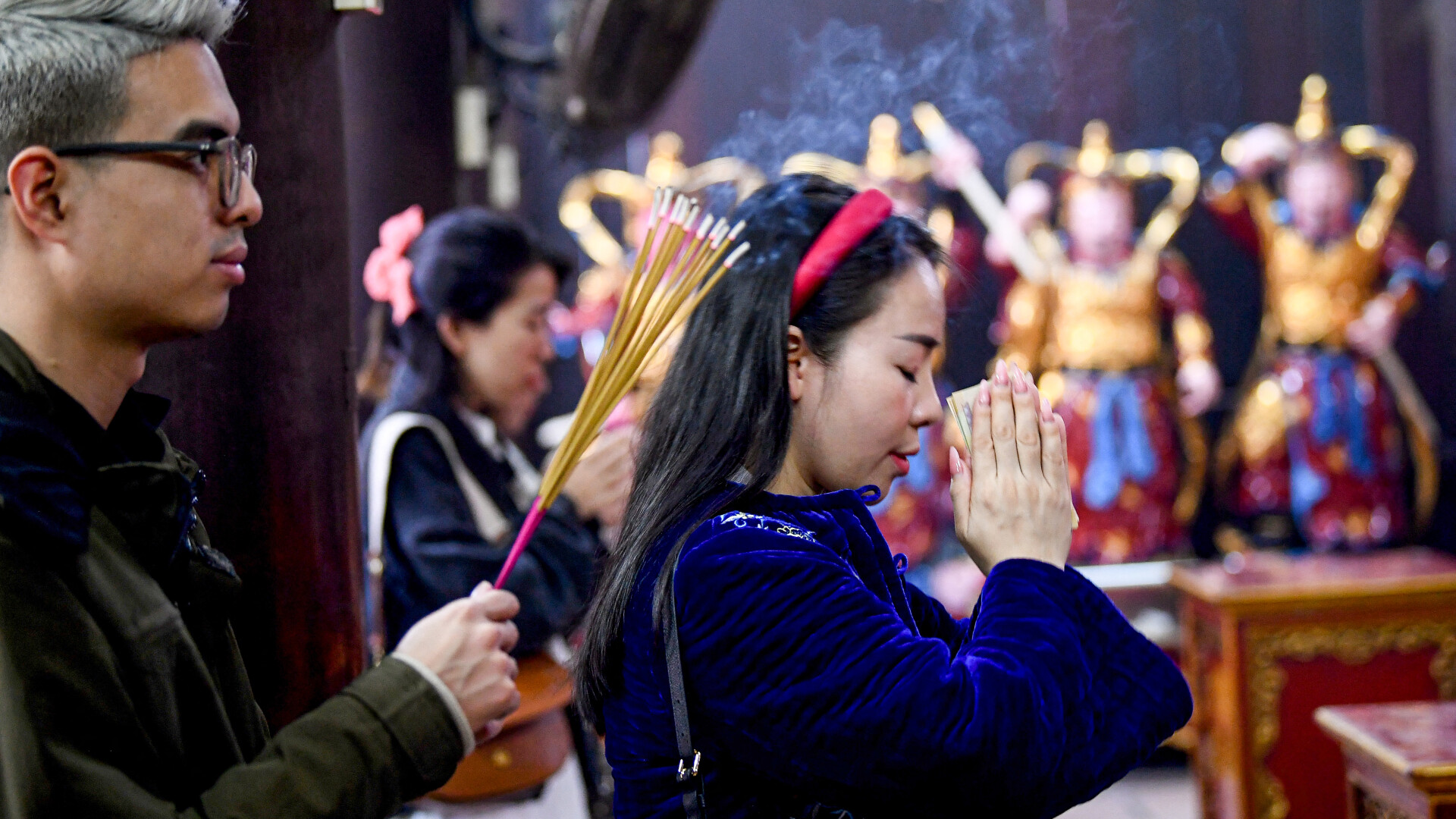 De Ziua Îndrăgostiţilor, tinerii singuri se roagă într-o pagodă pentru a-şi găsi jumătatea
