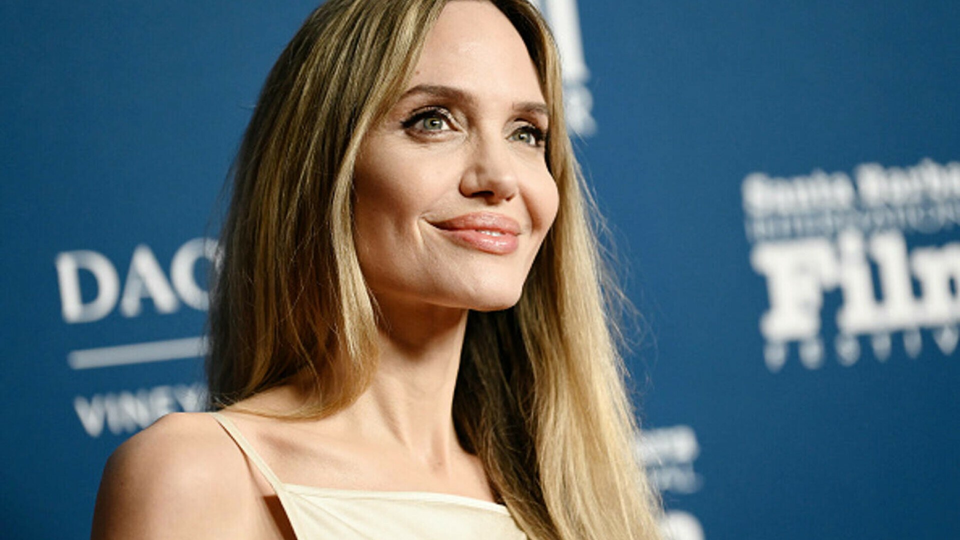 Angelina Jolie vrea să-și vândă reședința istorică din Los Angels. Unde intenționează să se mute. FOTO