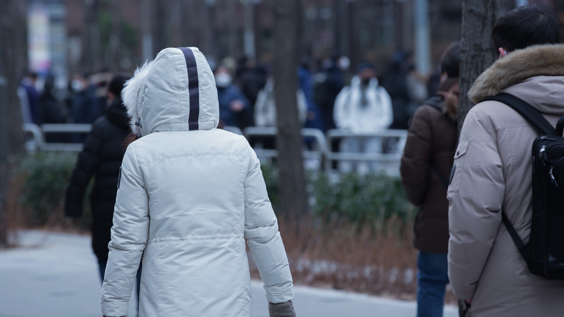 oameni pe strada, frig