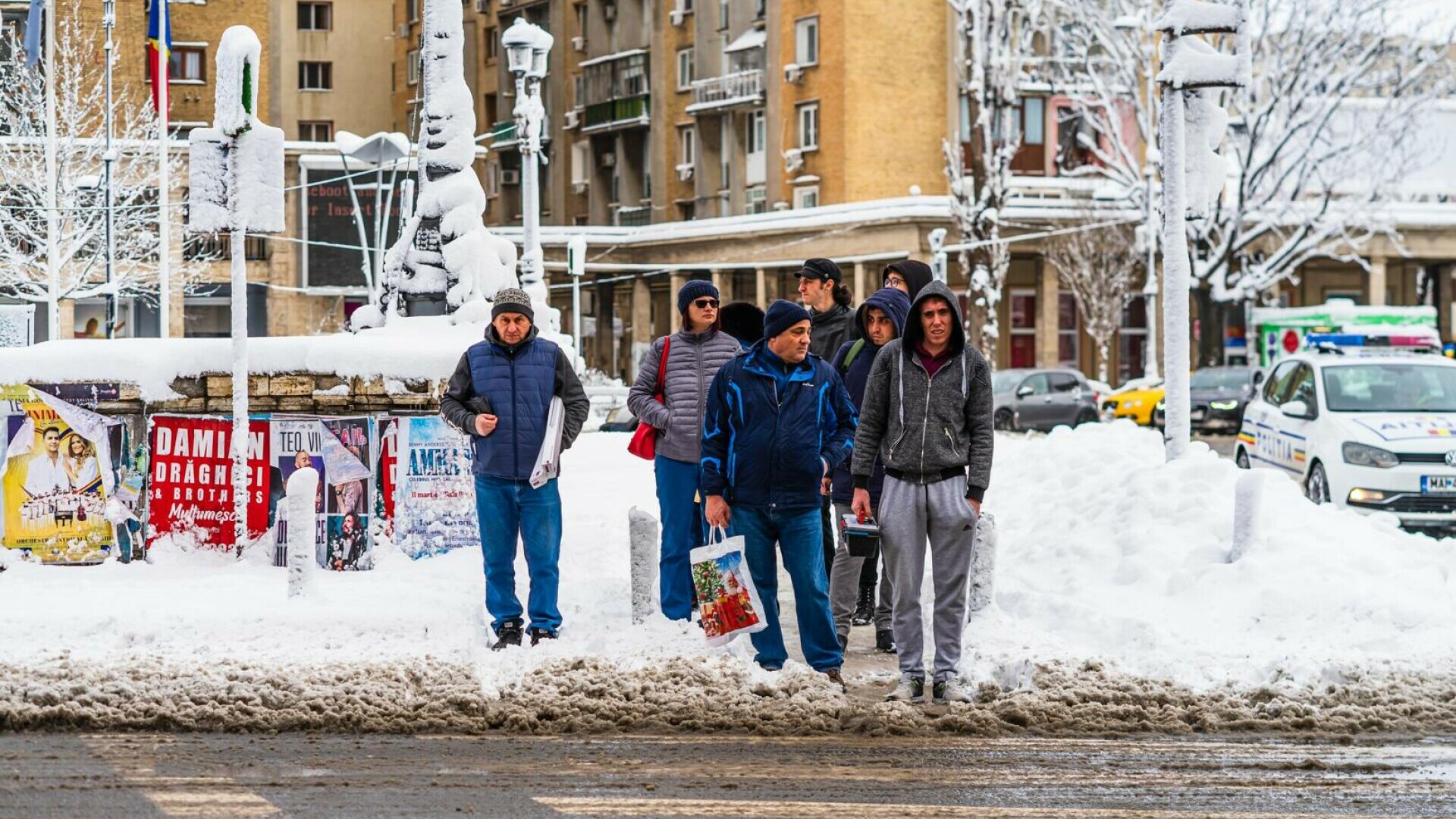 vreme rece, ninsoare, oameni pe strada