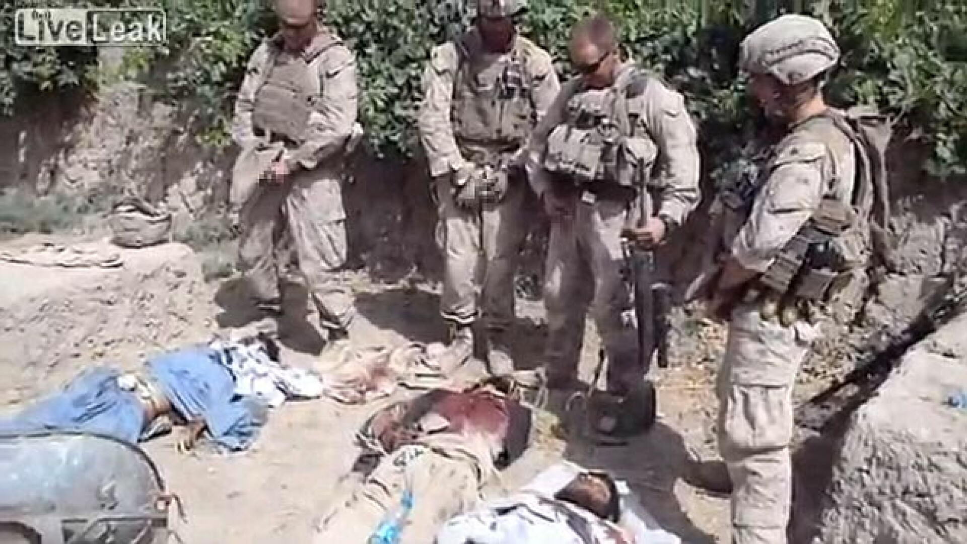 puscasi marini urinand pe cadavrele a trei afgani
