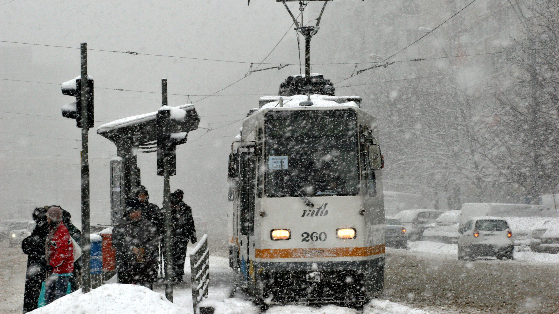 tramvai in statie pe zapada