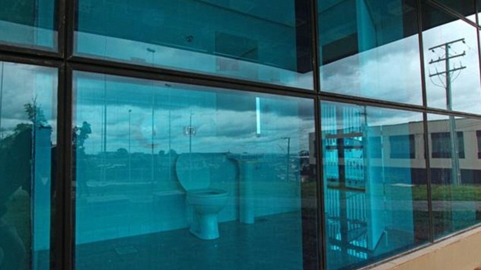 toaleta publica din sticla in Brazilia