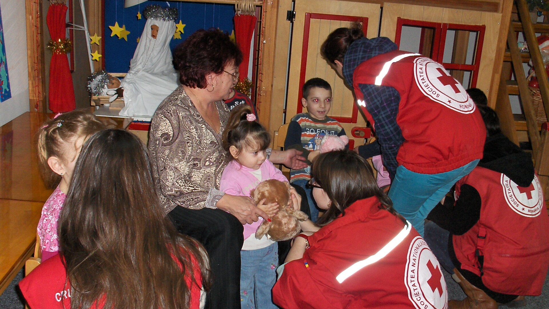 In jur de 1.000 de jucarii au fost donate copiilor de la Centrul Scolar de Educatie Incluziva Sibiu