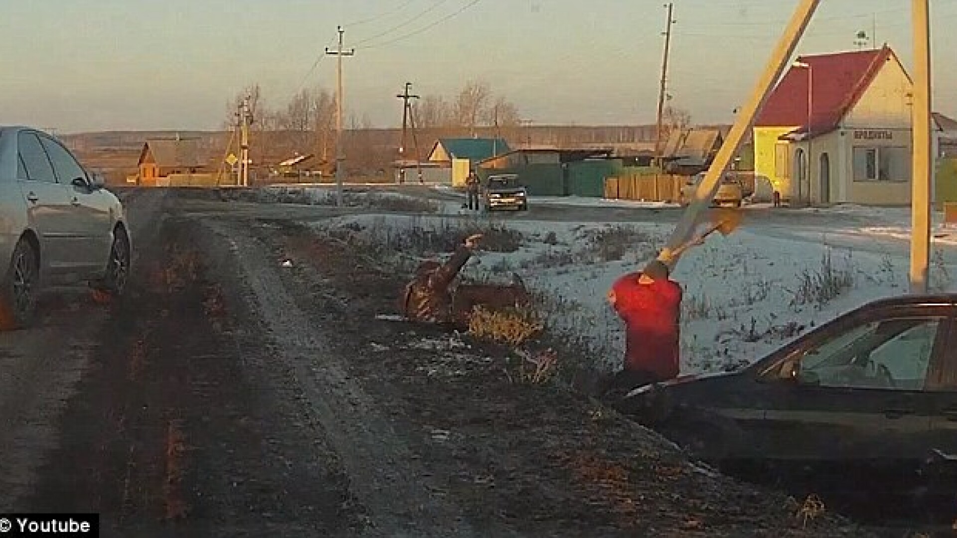 Tragicomedie in Rusia. Un sofer sicanat in trafic este atacat cu cutitul, dar se apara cu o lopata