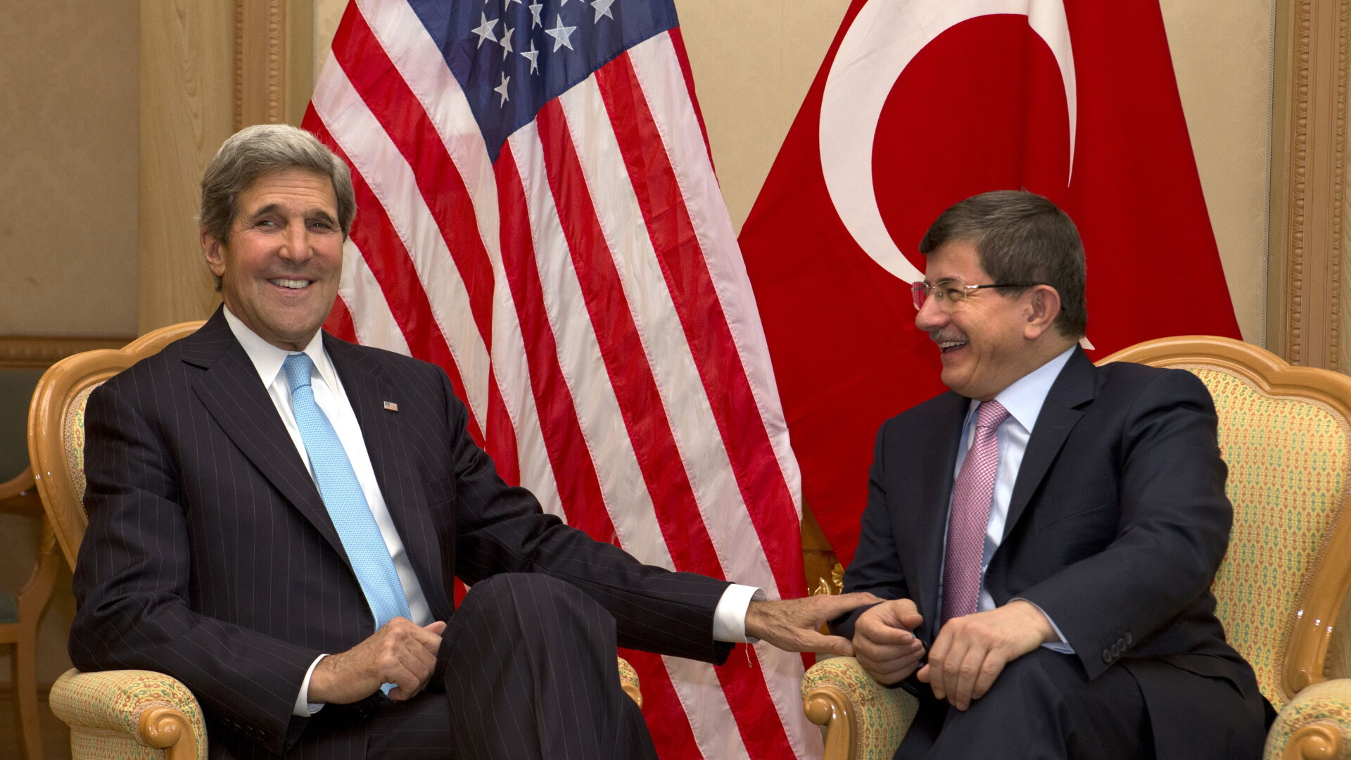Secretarul american de stat John Kerry si ministrul turc de externe Ahmet Davutoglu