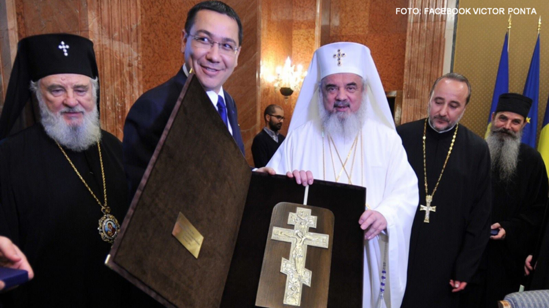 Victor Ponta cu patriarhul Daniel, popi si o biblie