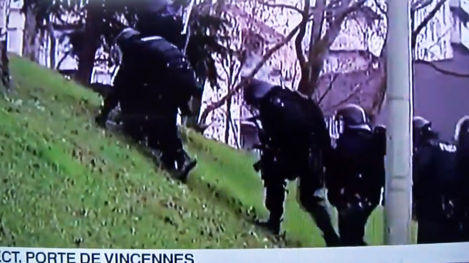 politisti francezi care se impiedica