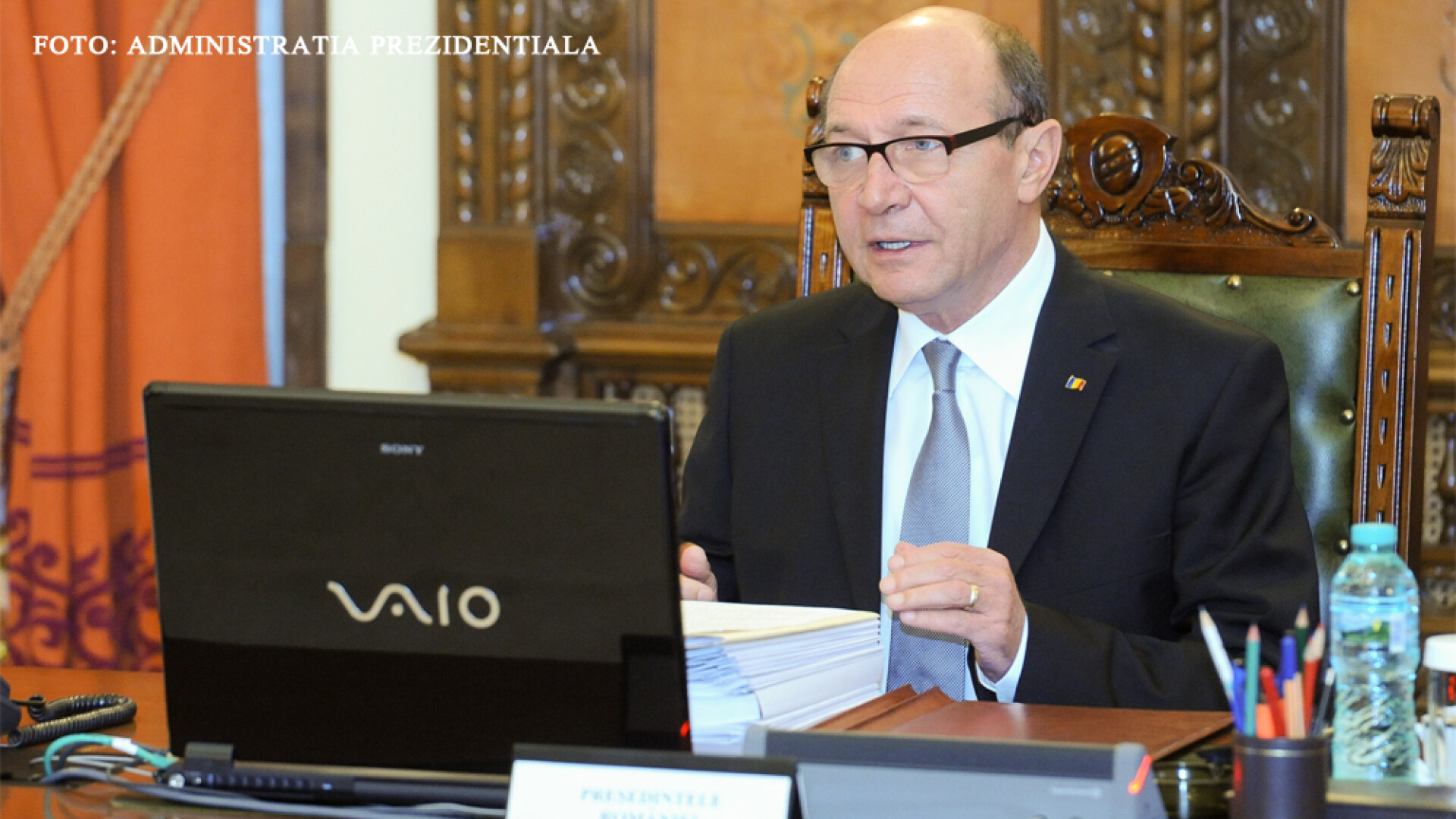 Basescu cu ochelari la laptop