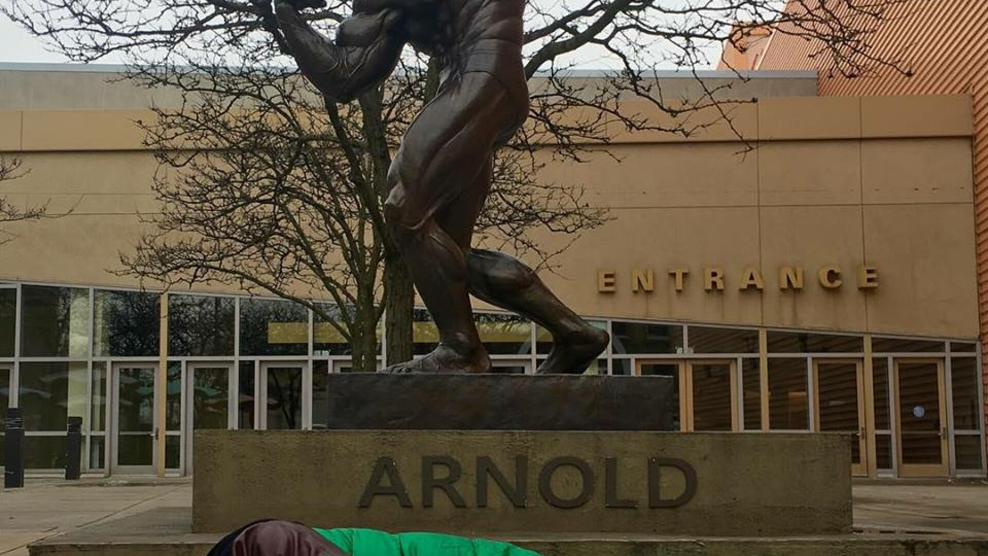 Arnold dormind pe strazi