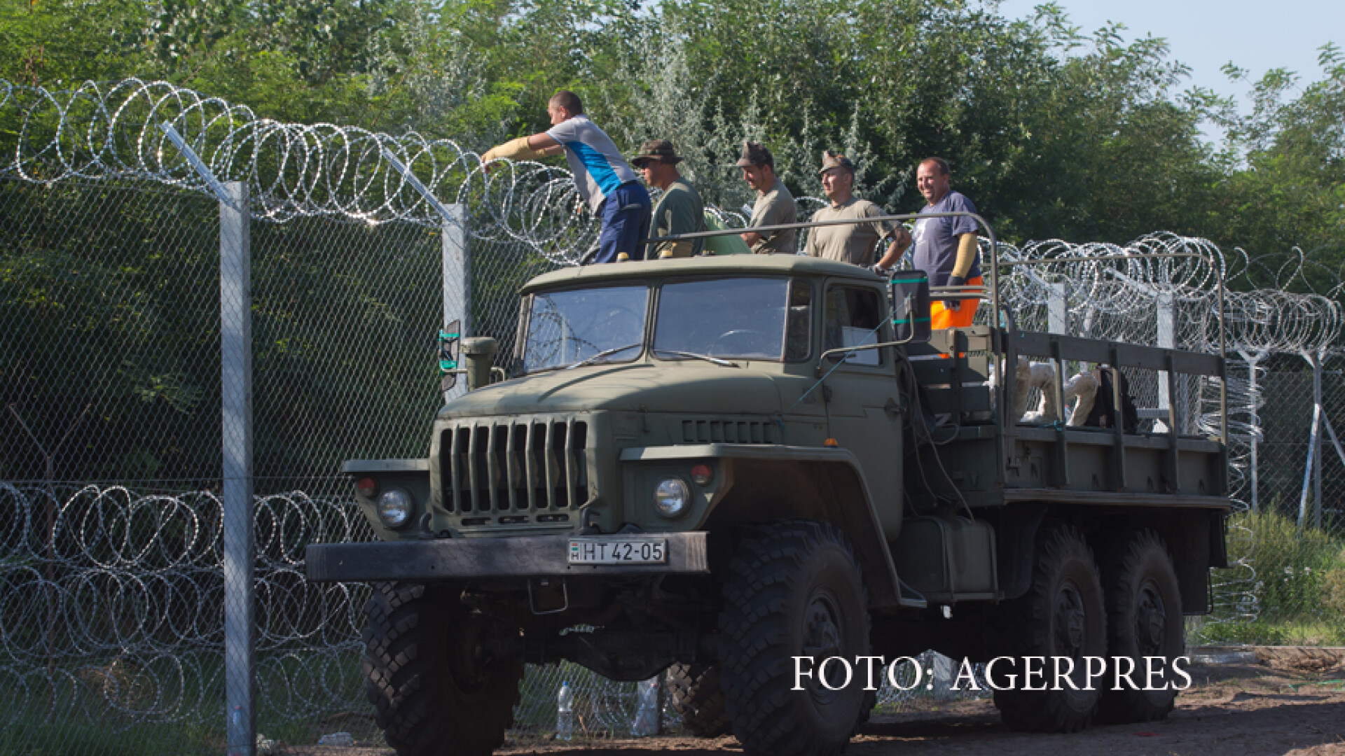 soldati ungari inalta gardul anti-imigranti