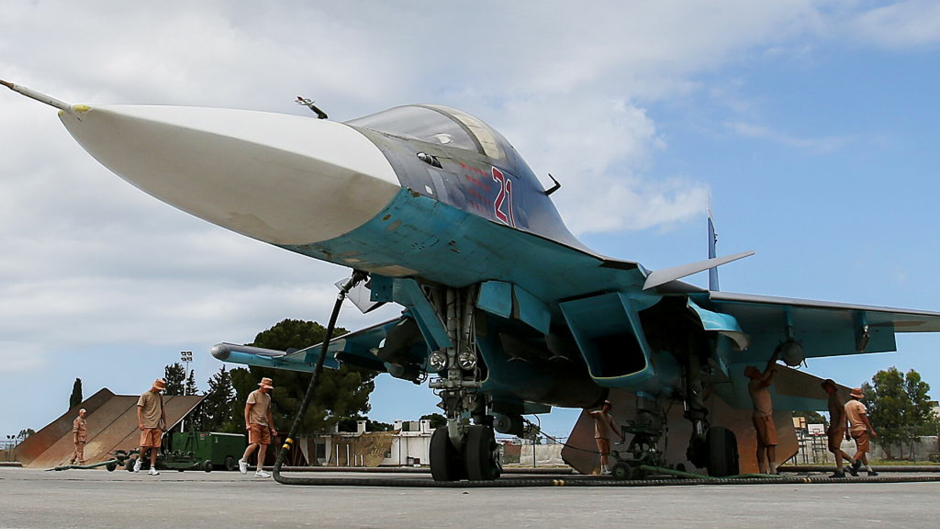 Su-34 rusesc pe pista la baza din Hmeimim