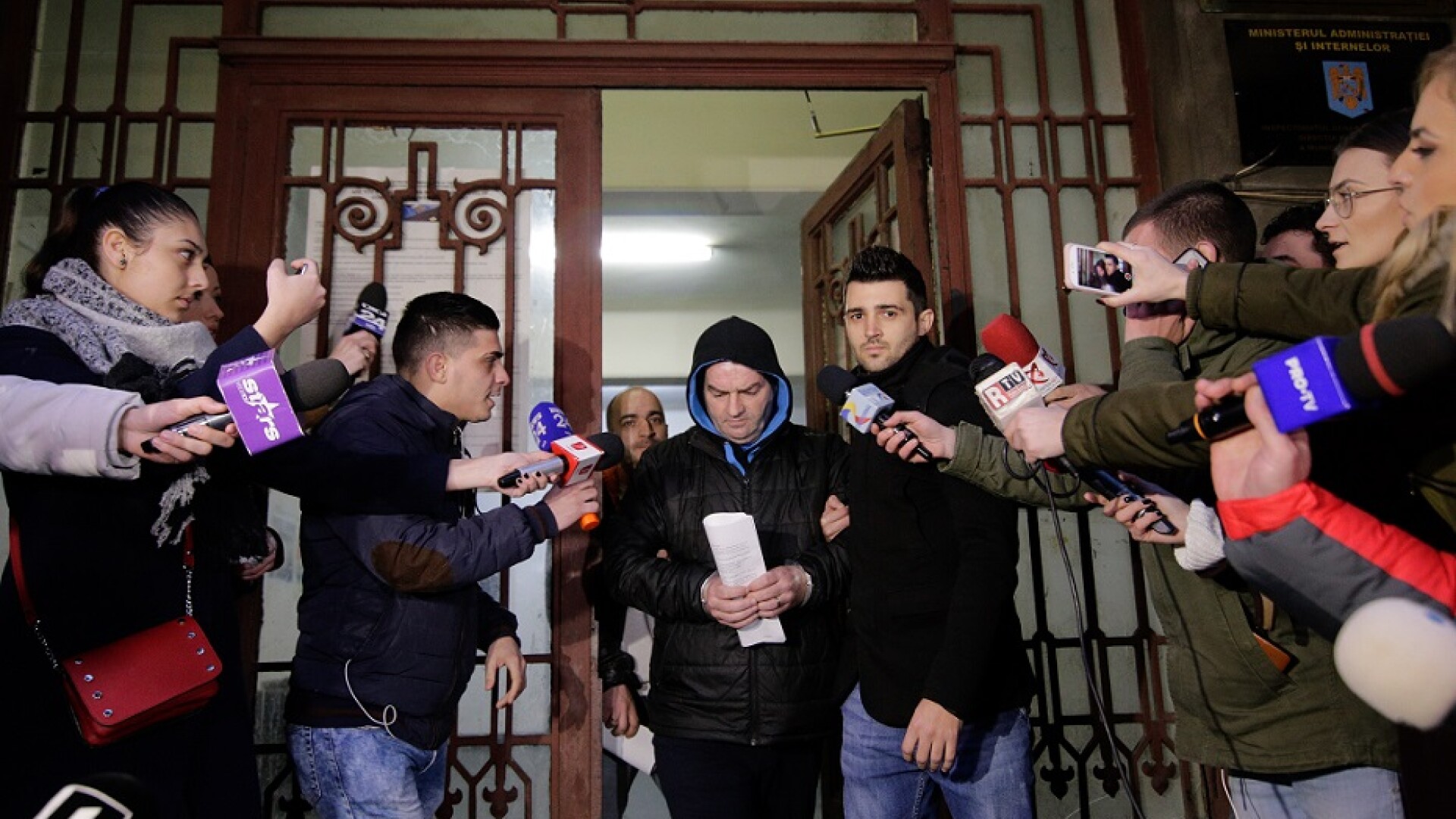 Agentul de poliție Eugen Stan, acuzat că ar fi agresat doi copii, a fost reținut pentru 24 de ore de procurorii Parchetului de pe lângă Tribunalul București