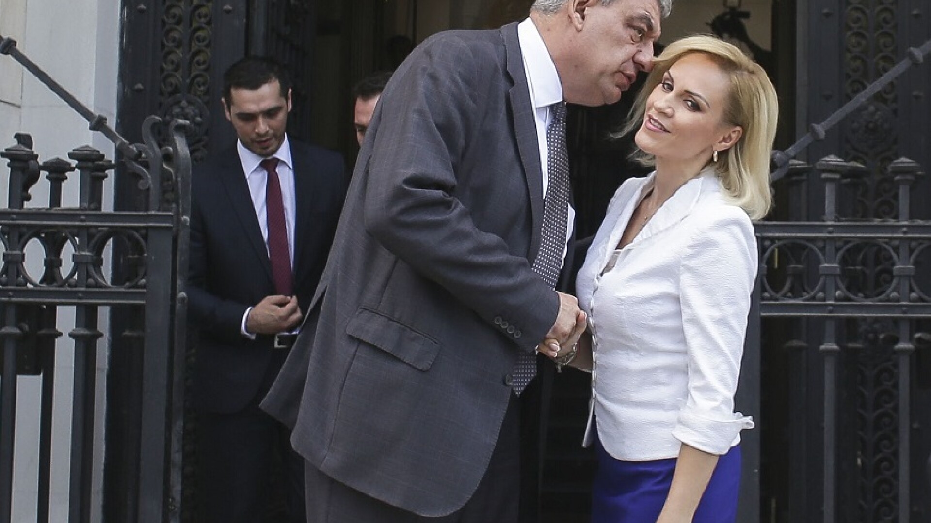 Premierul Mihai Tudose se intalneste cu primarul general al capitalei, Gabriela Firea, la sediul Primariei Capitalei