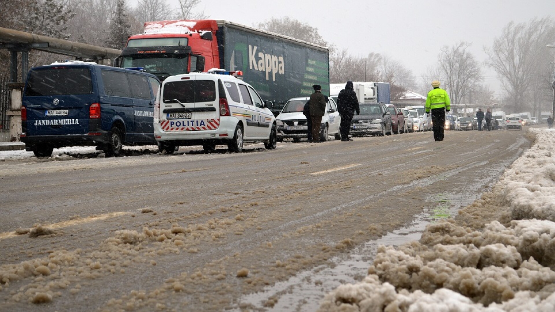 Trafic rutier ingreunat la iesirile din municipiul Tulcea, din cauza caderilor abundente de zapada