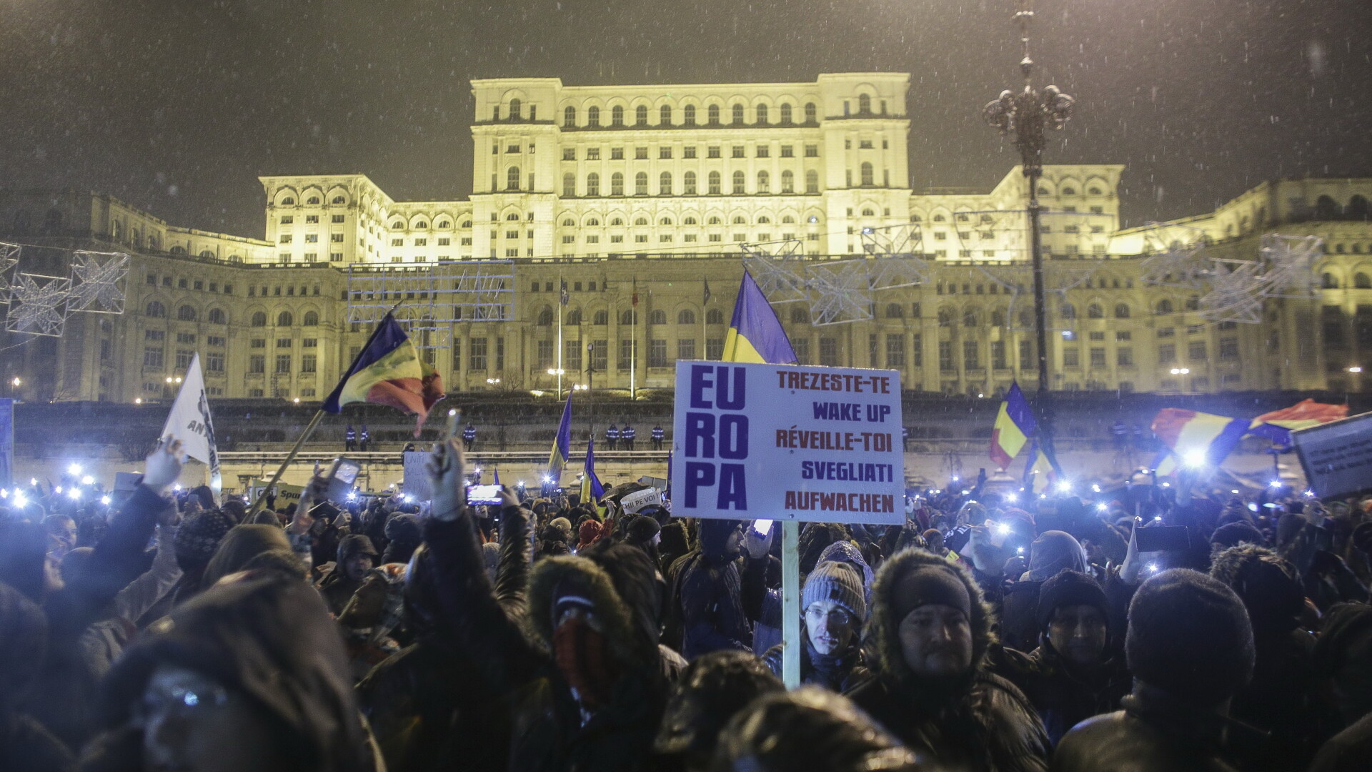Zeci de mii de oameni au protestat în București faţă de modificarea legilor justiţiei