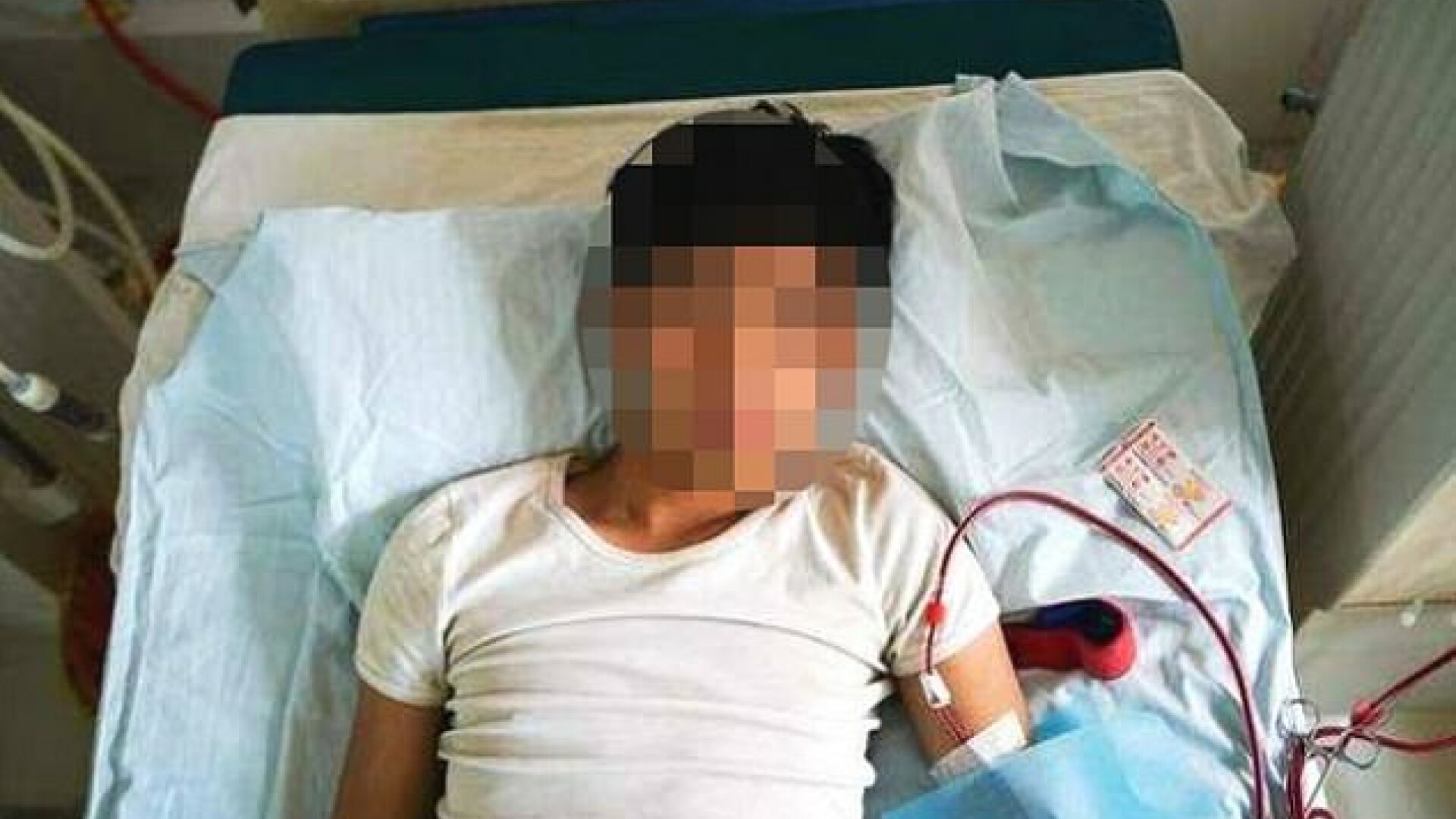 Tânărul care şi-a vândut rinichiul pentru un iPhone, imobilizat la pat