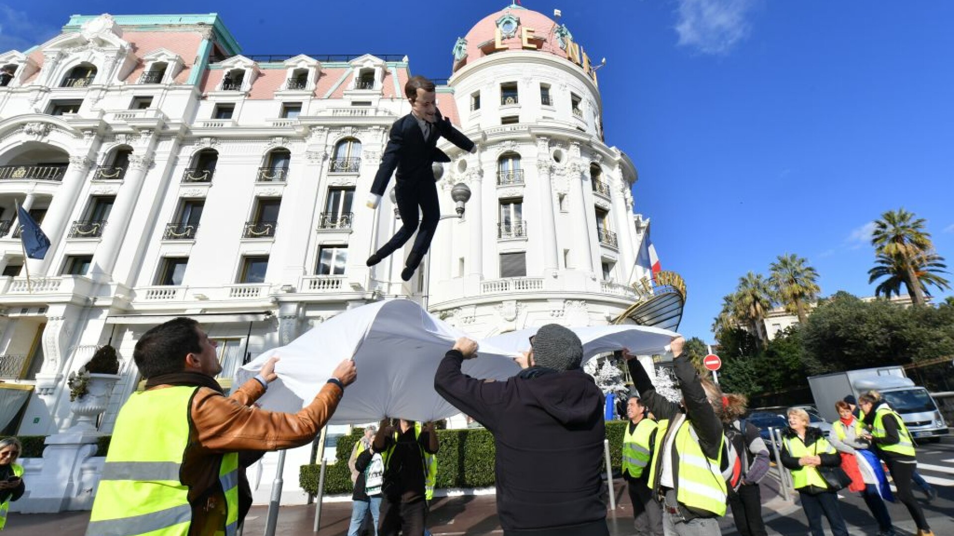 Păpușă cu chipul lui Emmanuel Macron, adusă la un protest al „vestelor galbene”, la Nisa