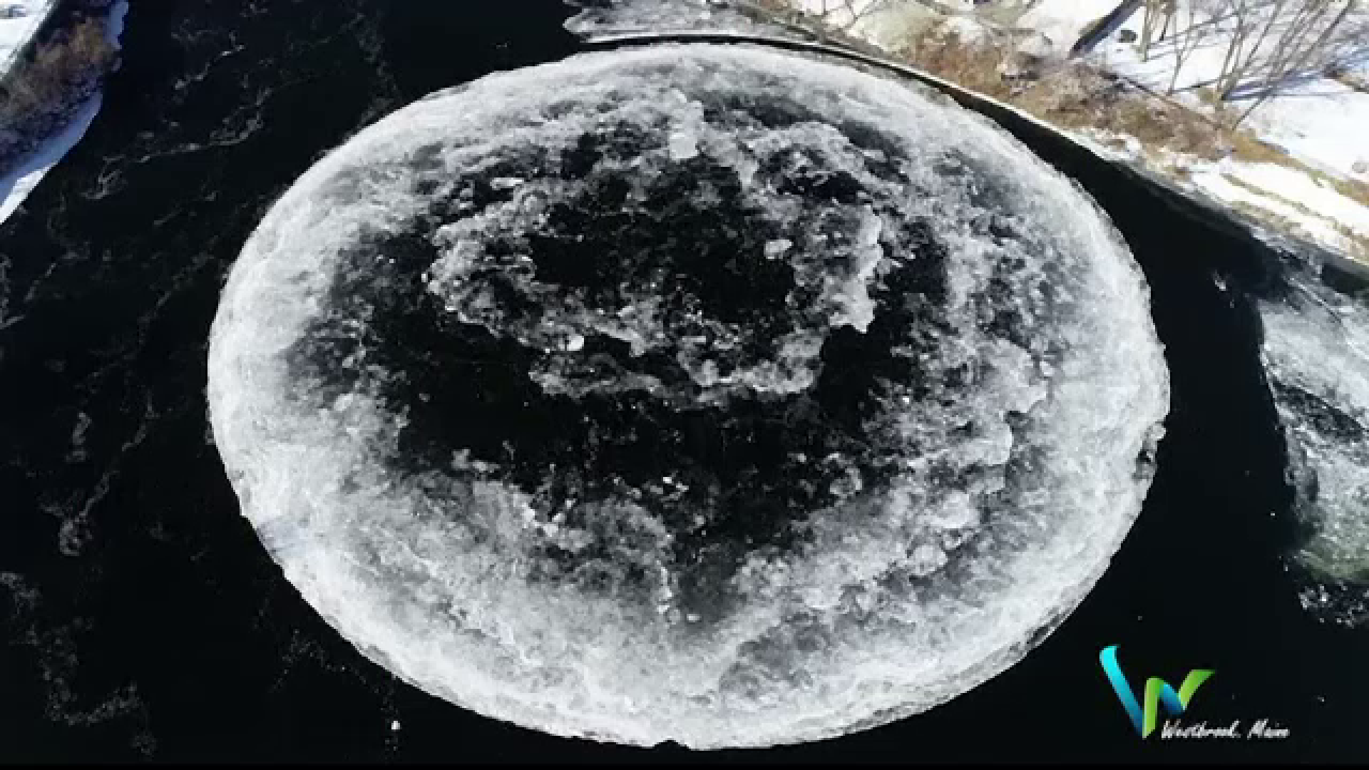 Fenomen spectaculos pe un râu în SUA: disc uriaș de gheață care se rotește