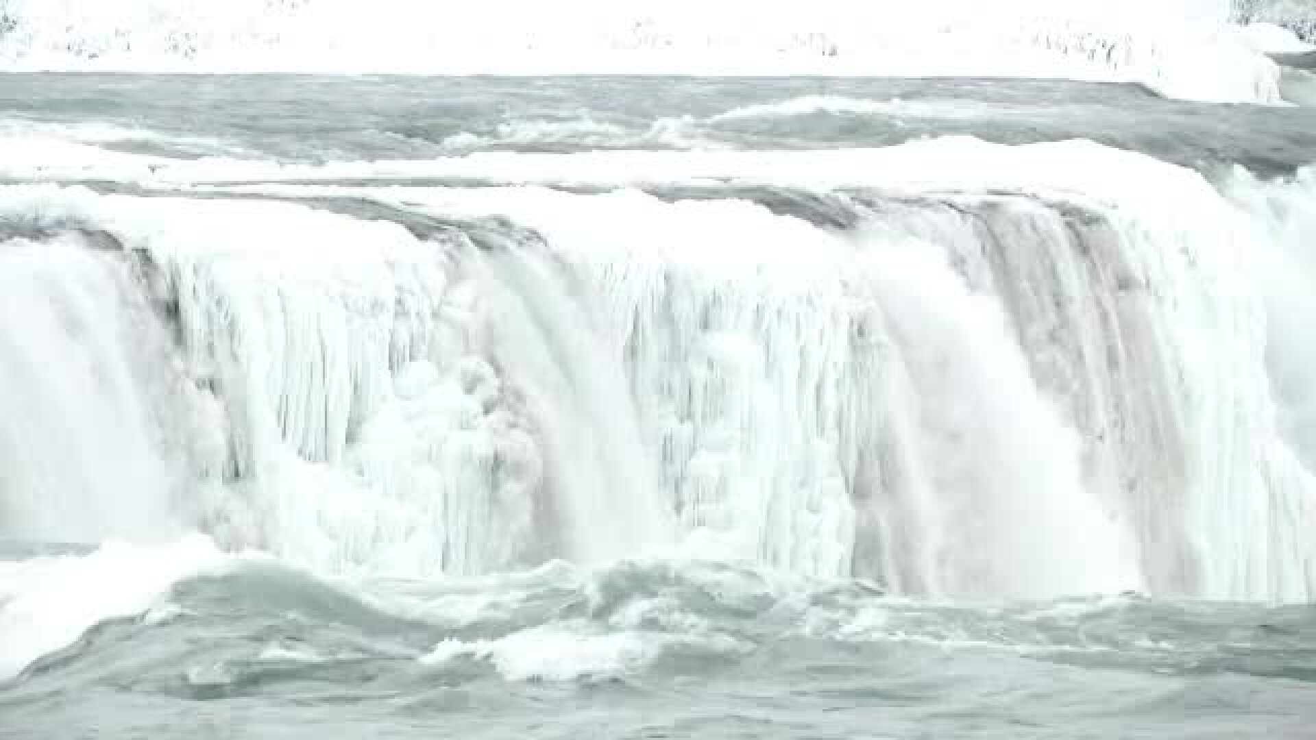 Cascada Niagara a înghețat parțial. Vizitatorii admiră fenomenul spectaculos