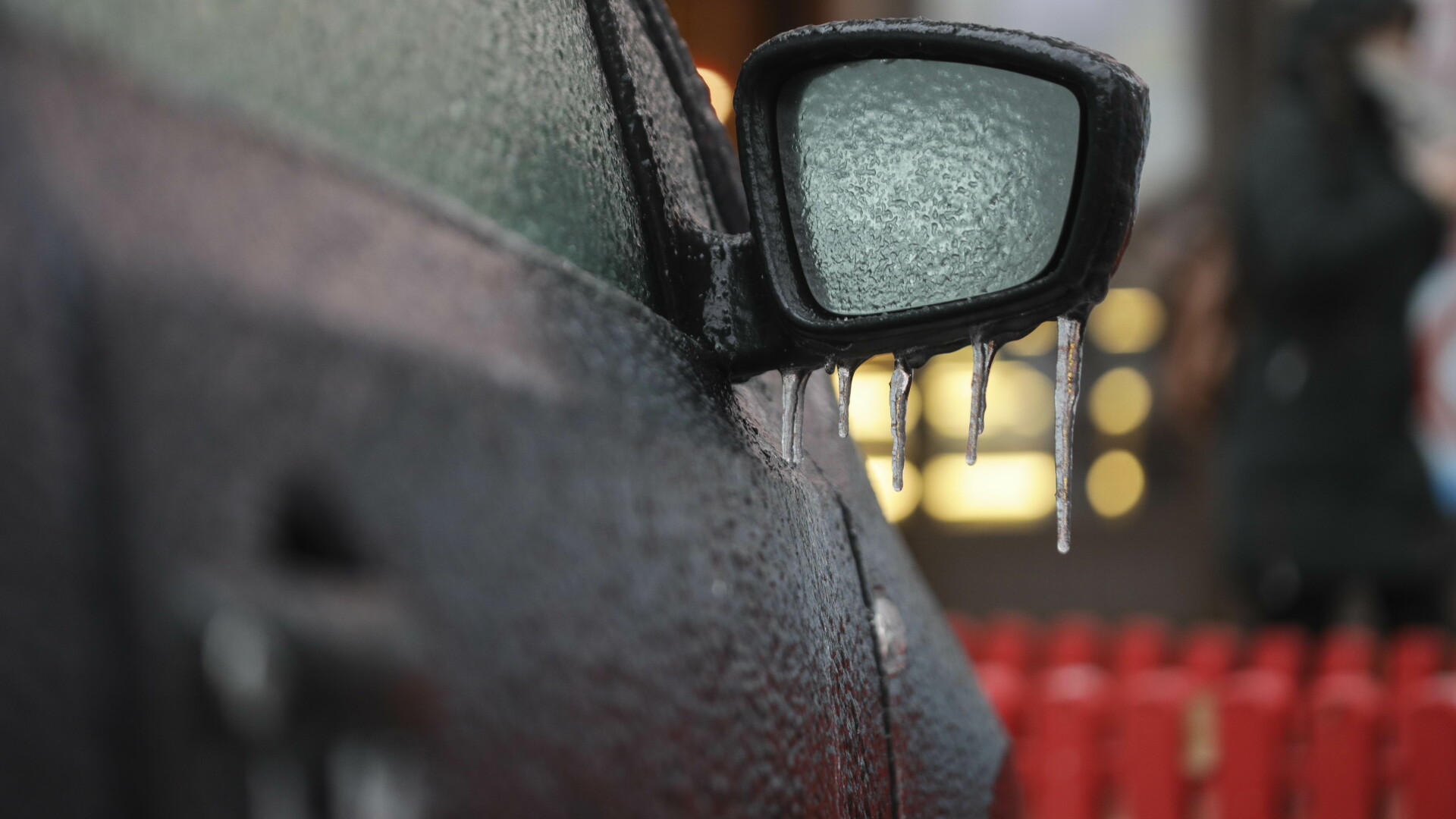Ploaie înghețată în București. Ghețușul a provocat probleme în trafic