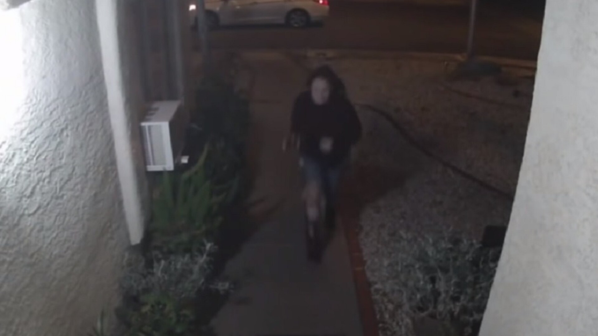 Momentul în care o tânără e bătută și răpită de pe stradă, filmat de camere