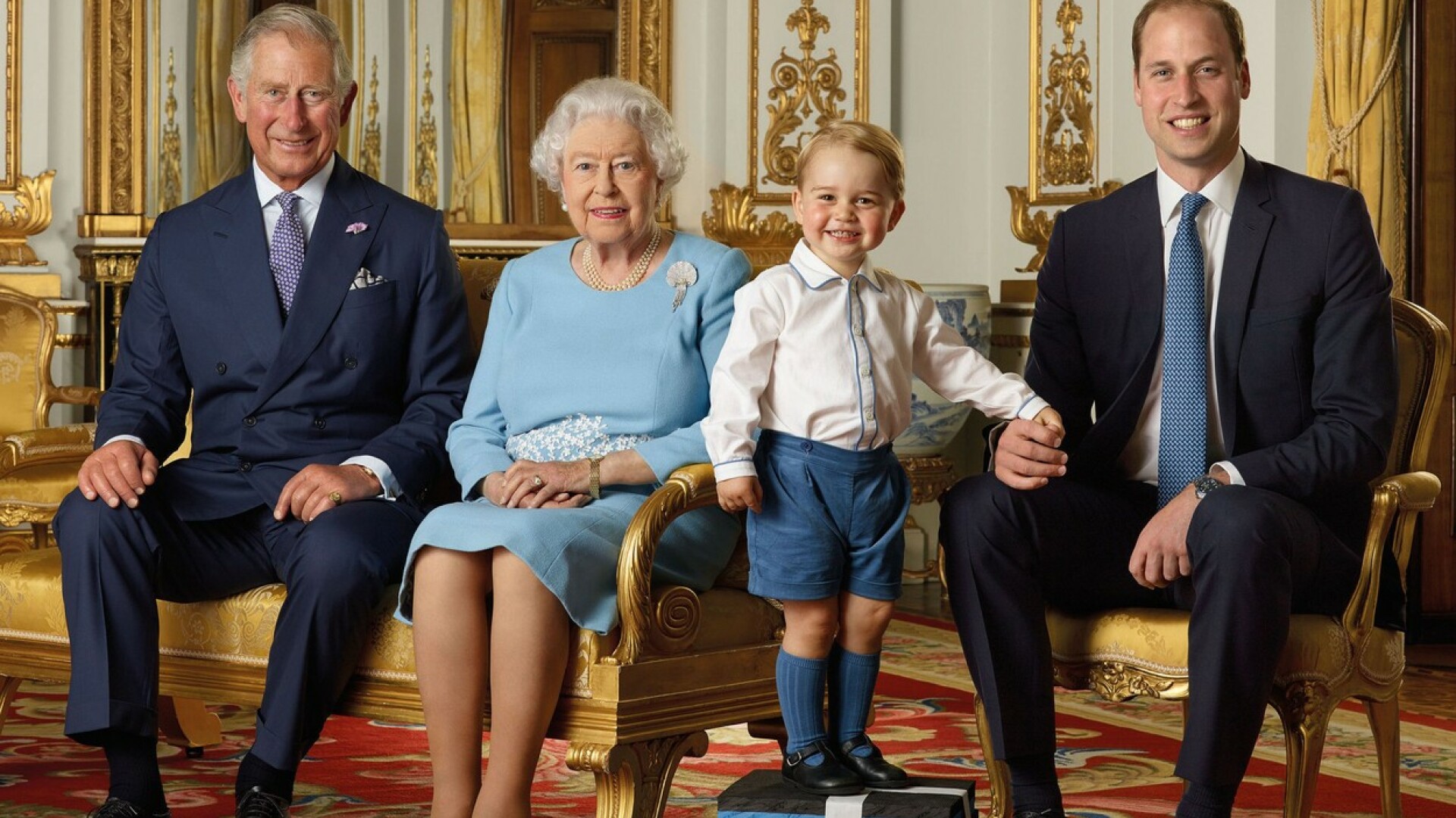 Portret de familie. Regina Elisabeta a II-a a pozat alături de moştenitorii tronului