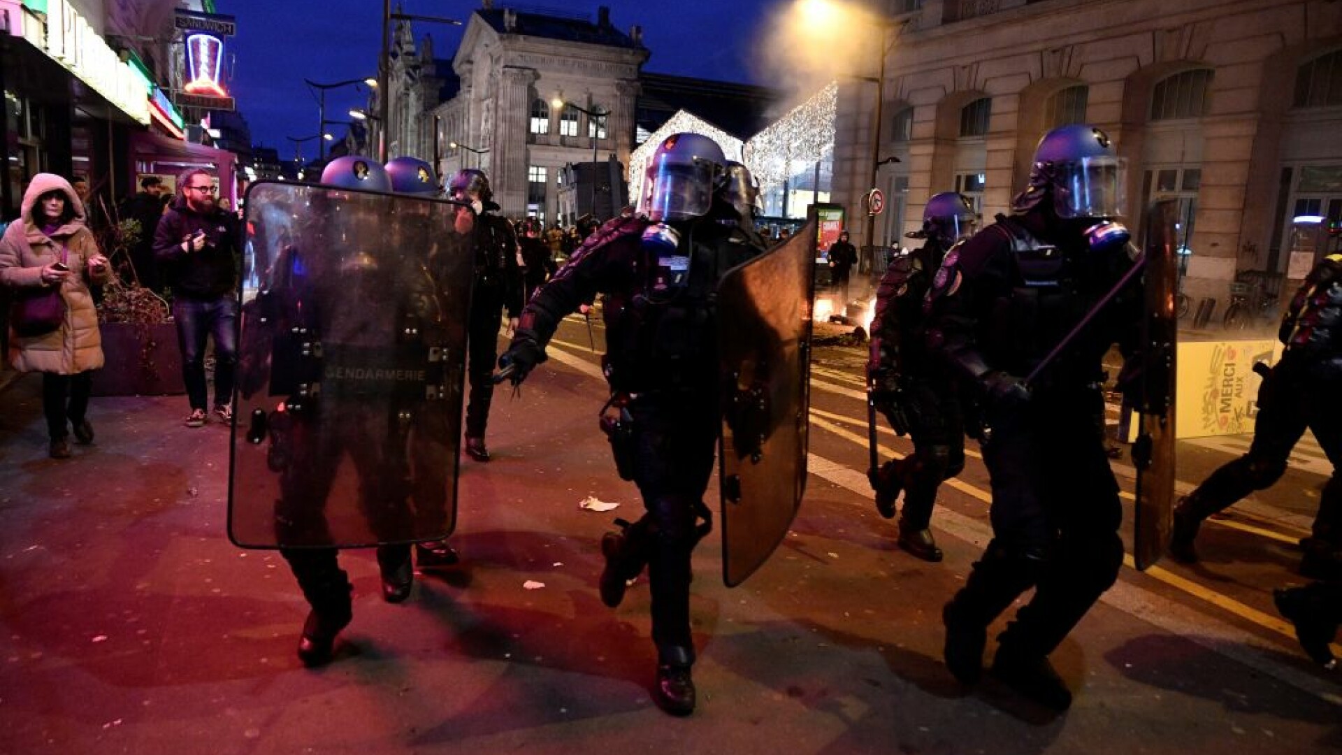 Noi ciocniri între vestele galbene şi poliţie, în Paris