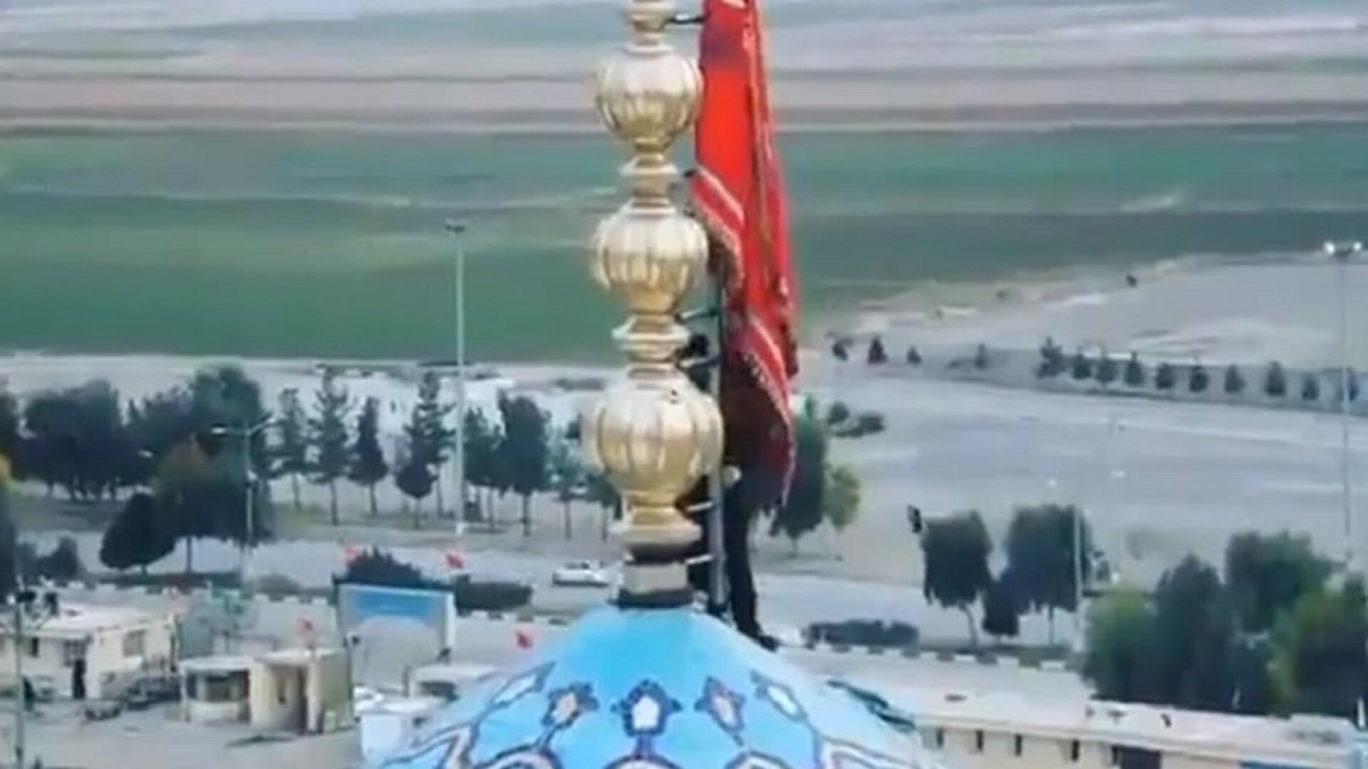 Steagul arborat de iranieni pe o moschee sfântă