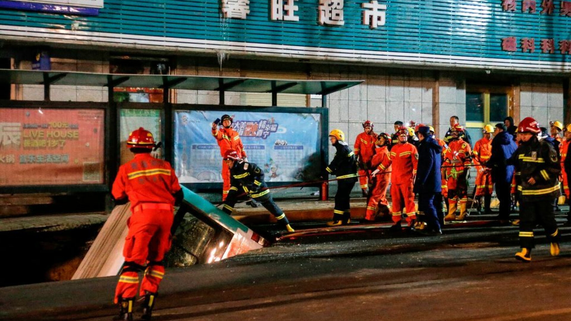 Autobuz cu pasageri, prins într-o surpare pe un drum în China - 3