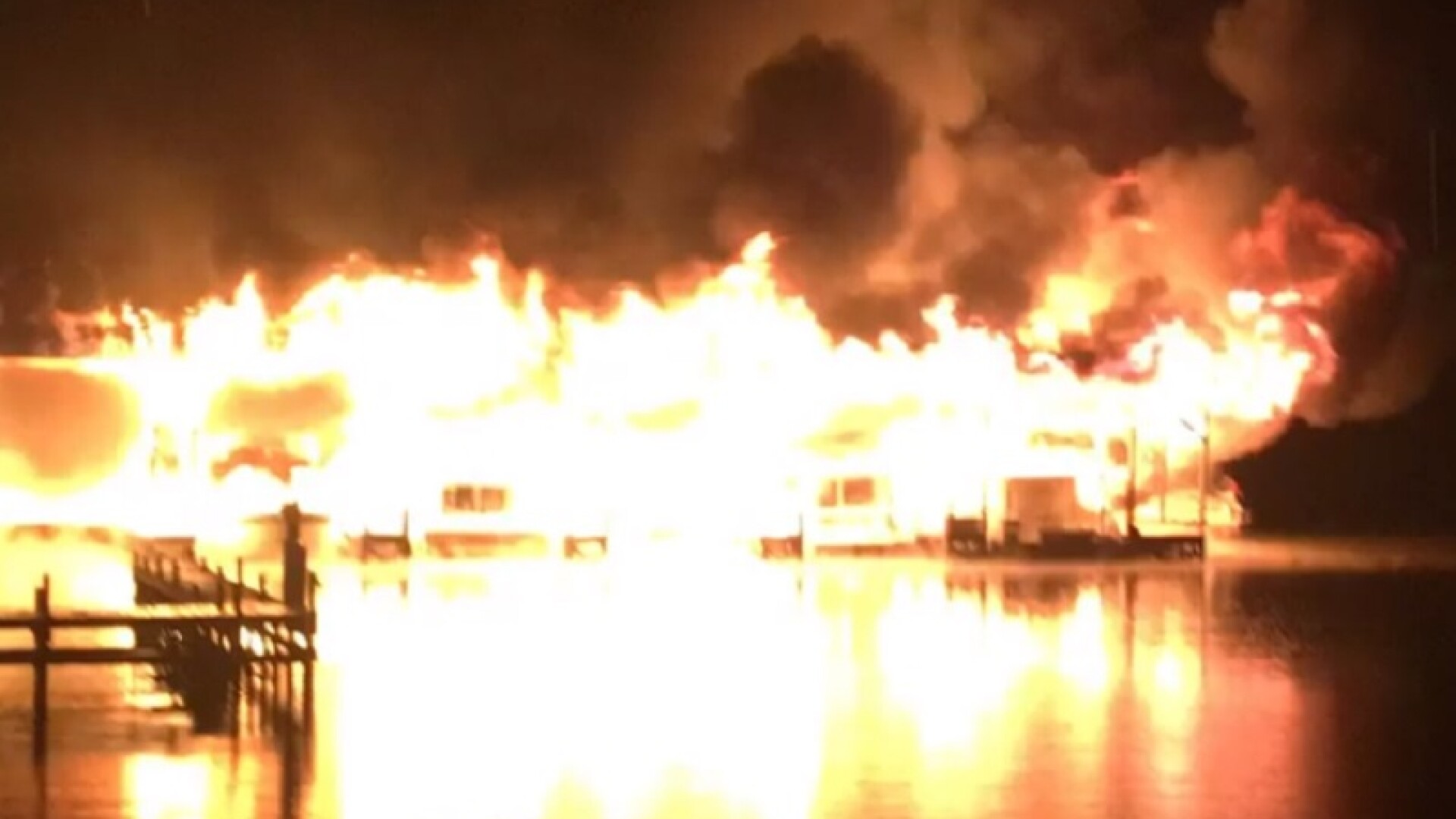 VIDEO Incendiu devastator într-un port din SUA, 8 oameni au murit