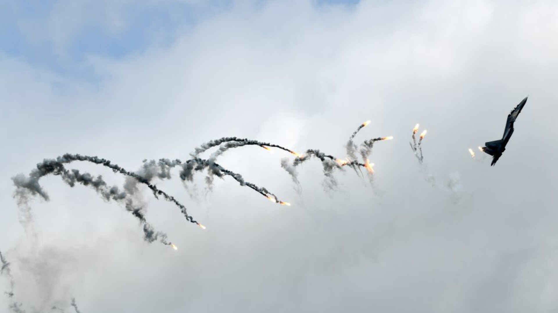 Un avion de luptă de tipul Su-30 s-a prăbuşit în Algeria. Ambii piloţi au decedat