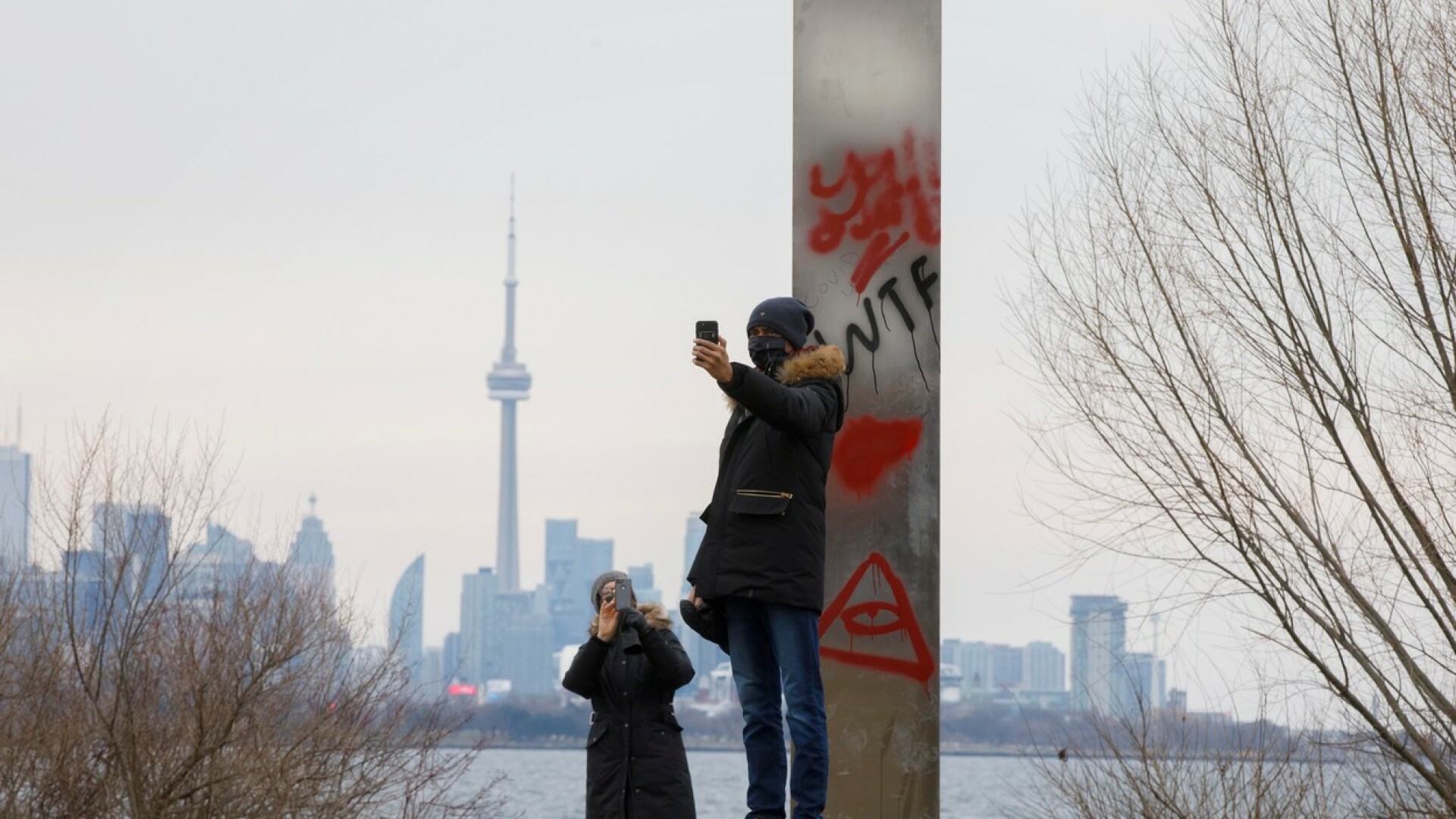 Monolit misterios, apărut în Toronto. În scurt timp, a fost vandalizat