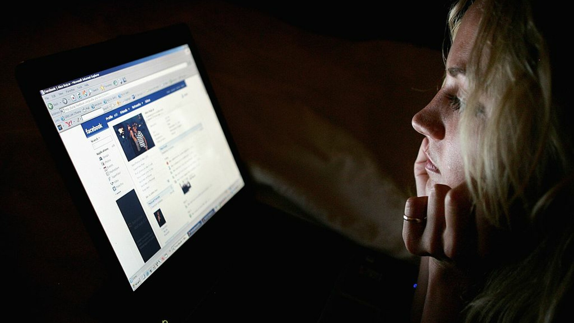 Bărbat din Iași condamnat după ce și-a jignit sora pe Facebook. A fost dat în judecată și de frate, tot pentru o postare