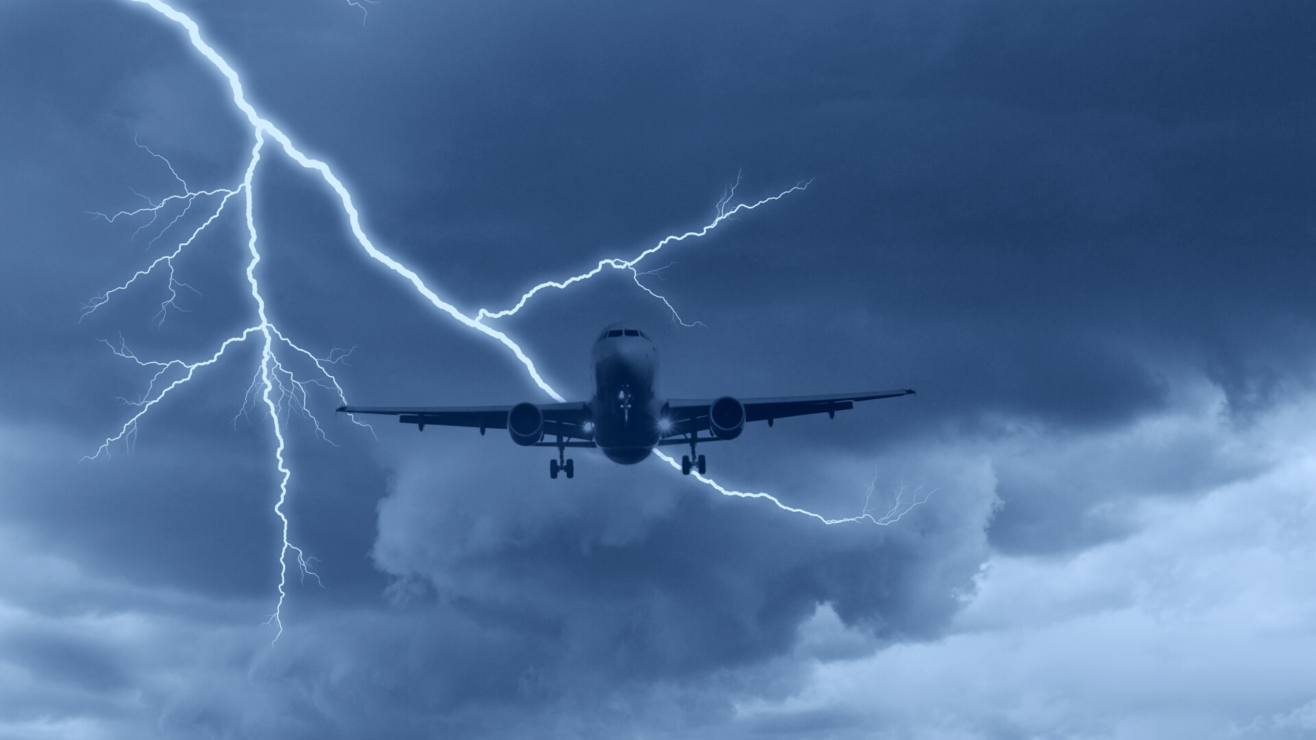 Un avion cu 90 de români la bord a fost lovit de fulger în Italia. Care este starea pasagerilor