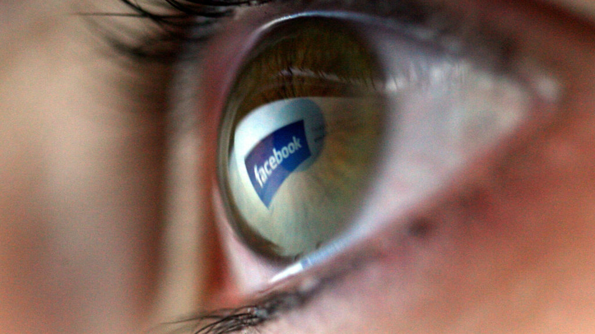 Studiu: Trei sferturi dintre români stau pe Facebook pentru a urmări postările prietenilor. Femeile sunt cele mai active